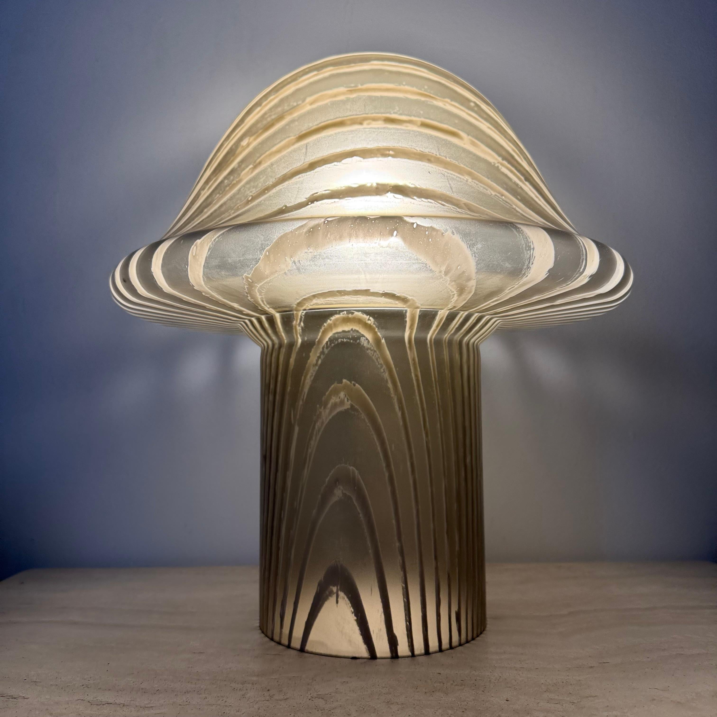 Lampada da tavolo Xl Peil & Putzer Mushroom Zebra , anni '70

Lampada da tavolo 