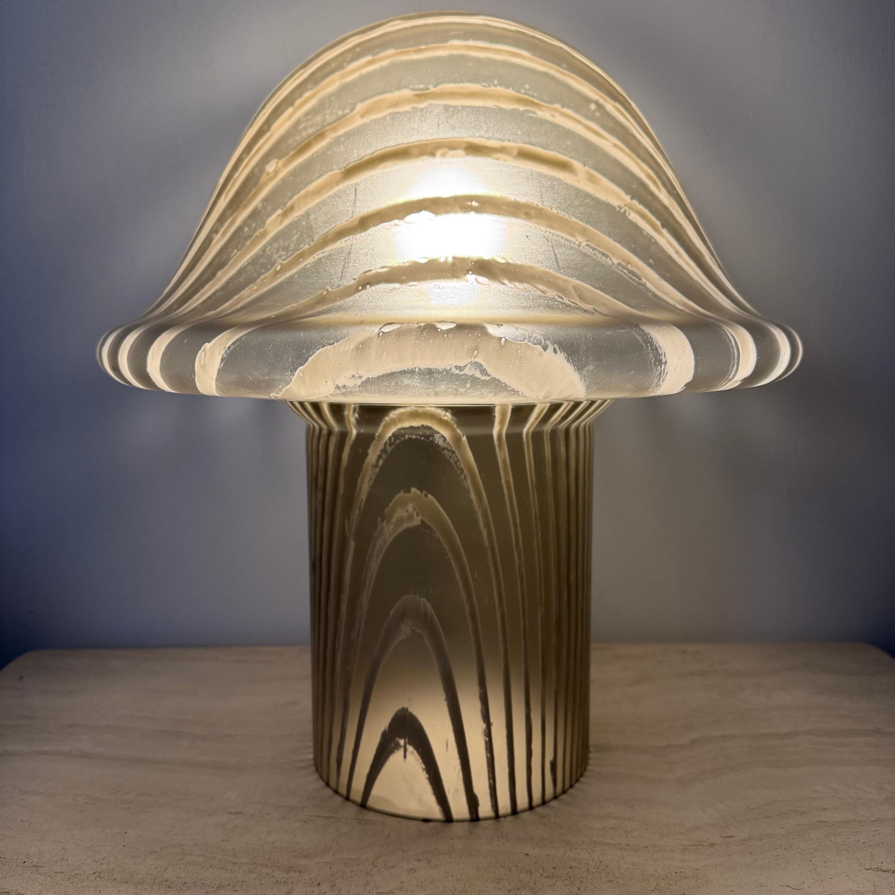 Fine XX secolo Lampada da tavolo Xl Peil & Putzer Mushroom Zebra , anni '70 in vendita