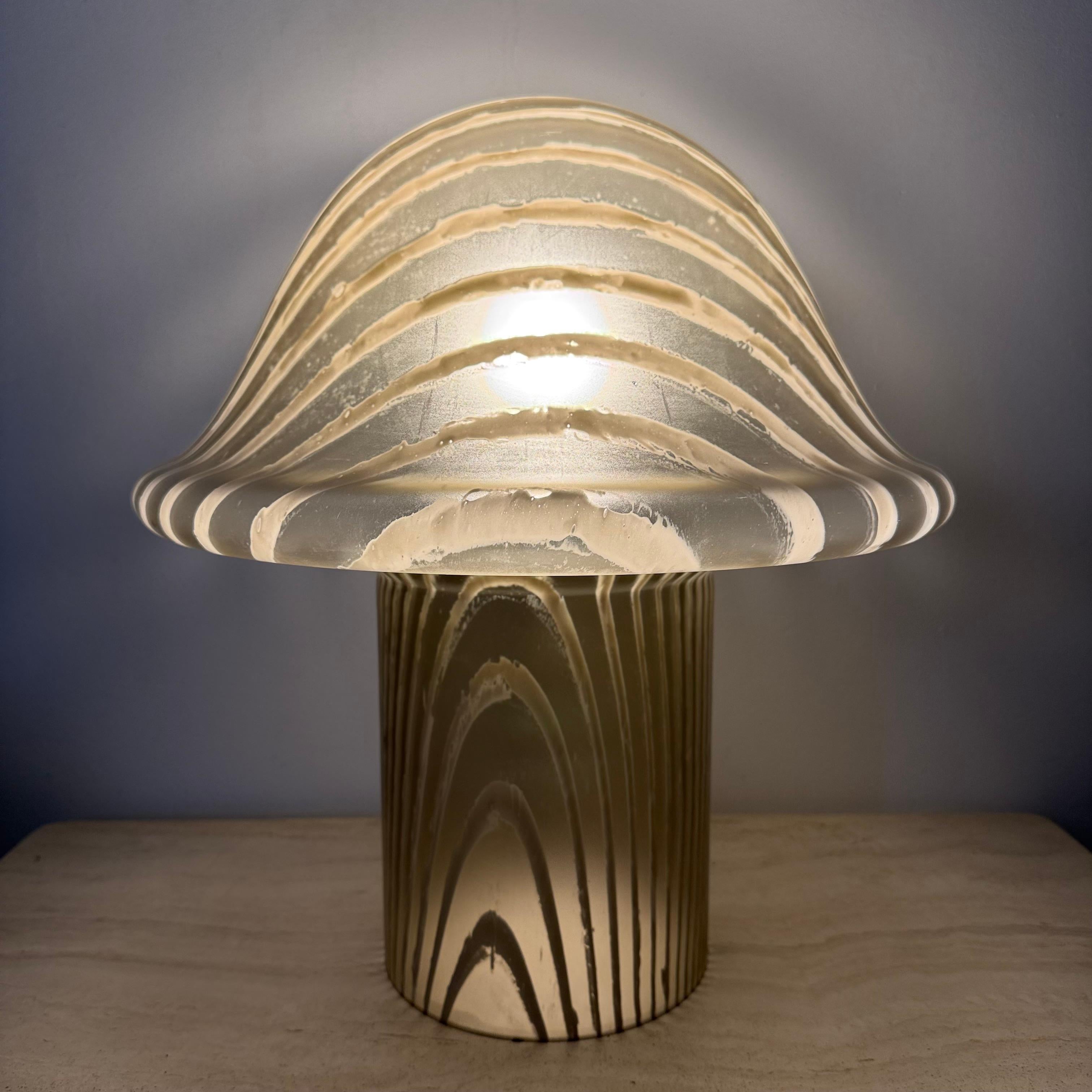 Vetro Lampada da tavolo Xl Peil & Putzer Mushroom Zebra , anni '70 in vendita