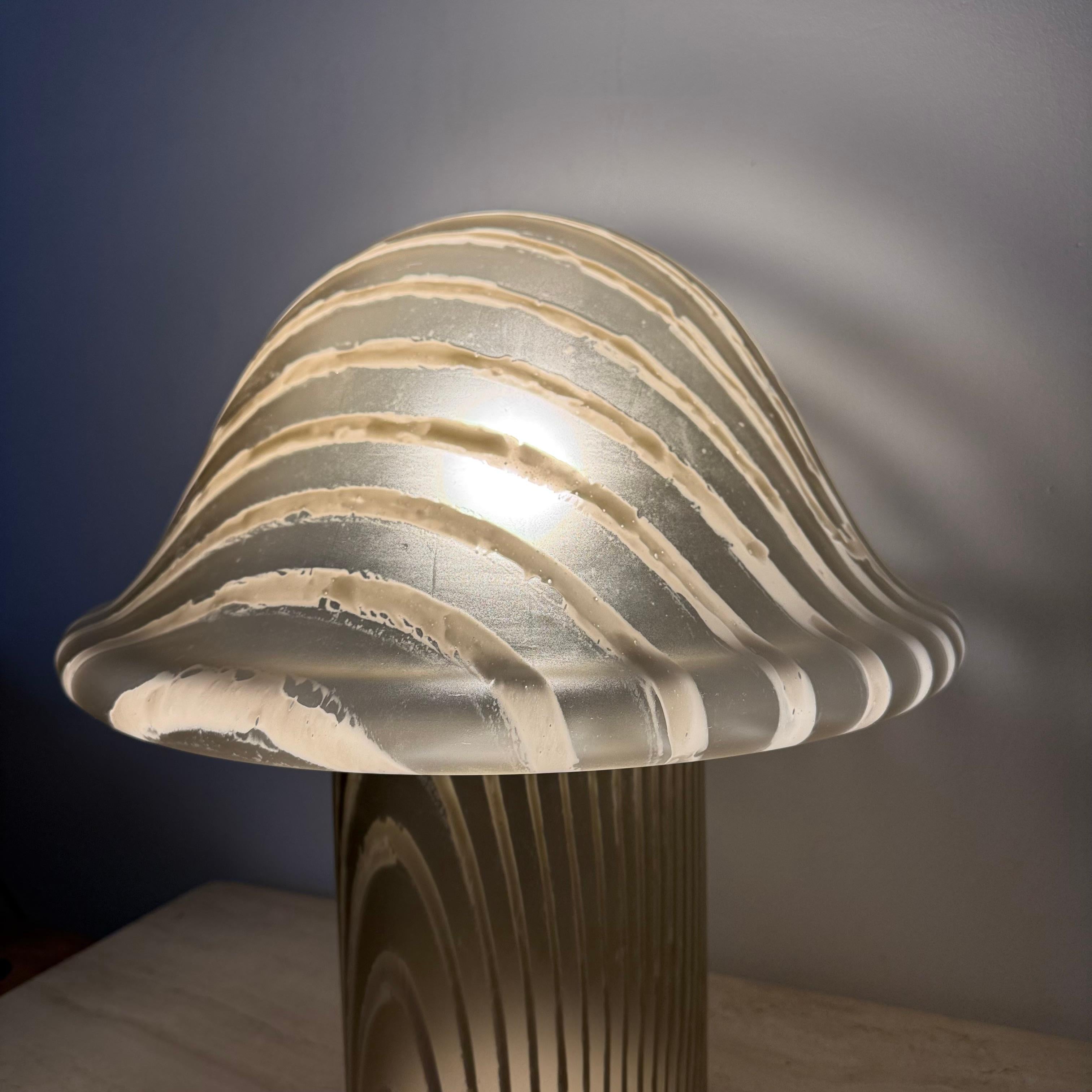 Lampada da tavolo Xl Peil & Putzer Mushroom Zebra , anni '70 in vendita 2