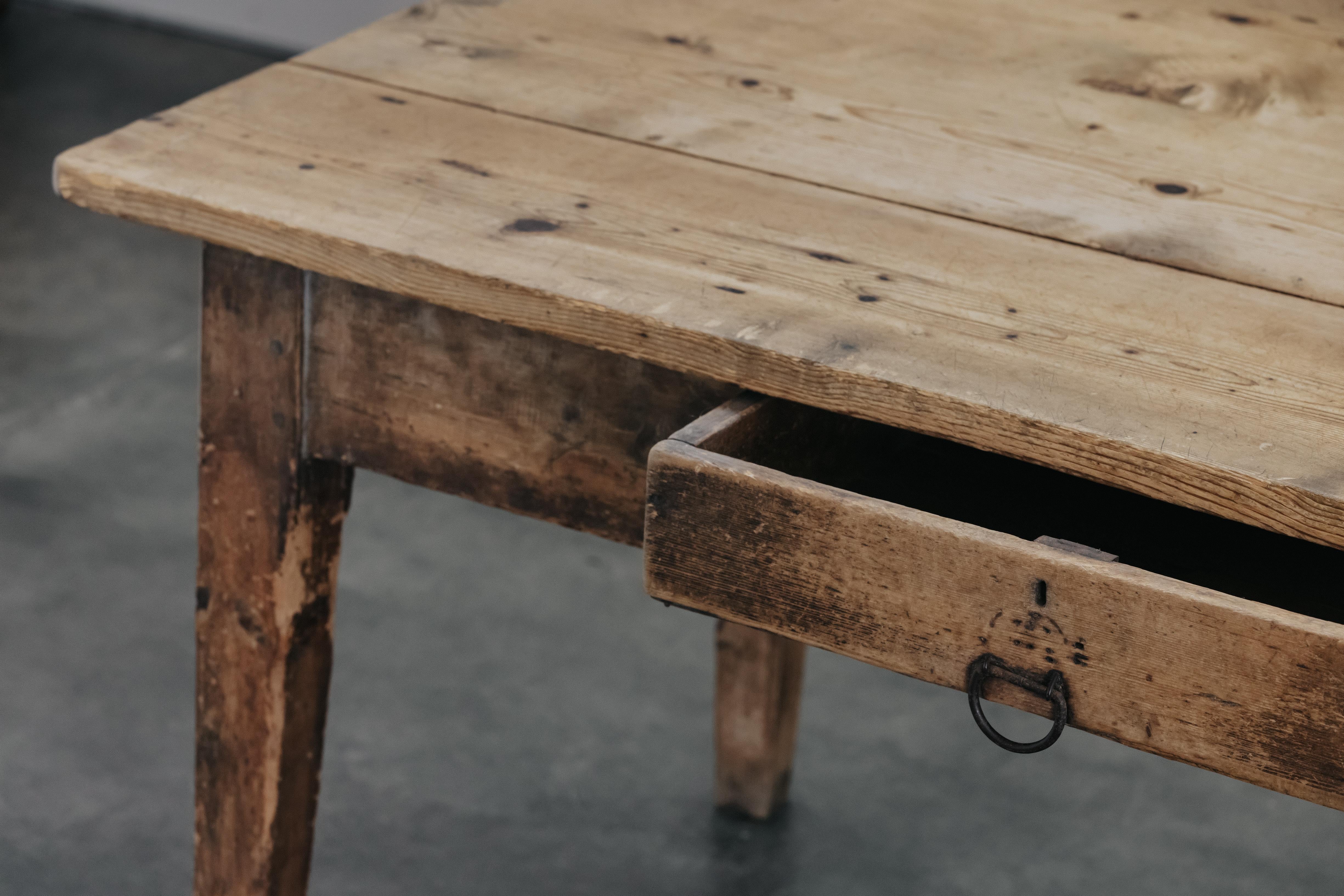 XL Table à manger en pin de France, Circa 1800.  Modèle rare avec une patine et une usure superbes.