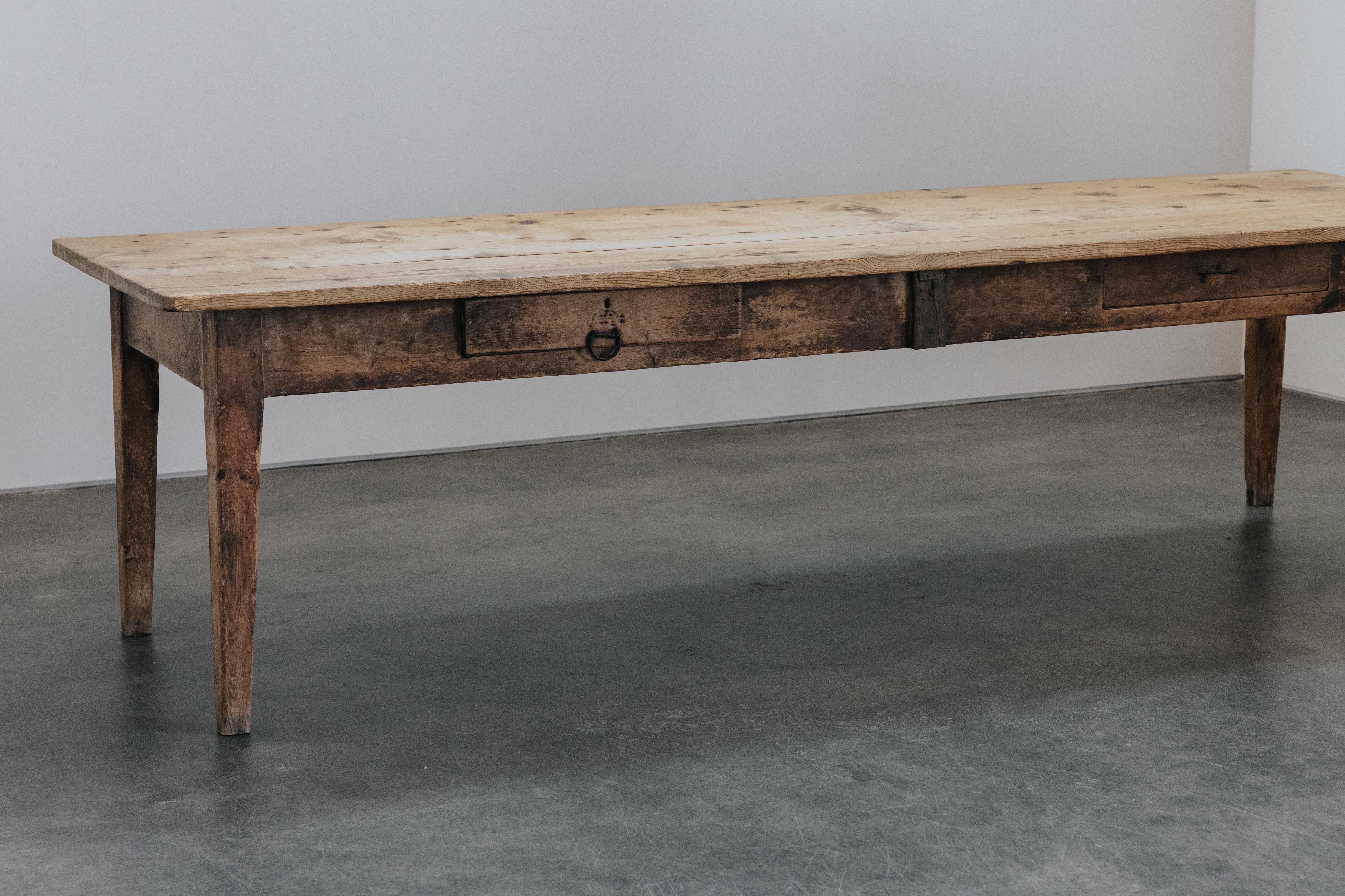 Européen Table de salle à manger en pin extra-large de France, vers 1800 en vente