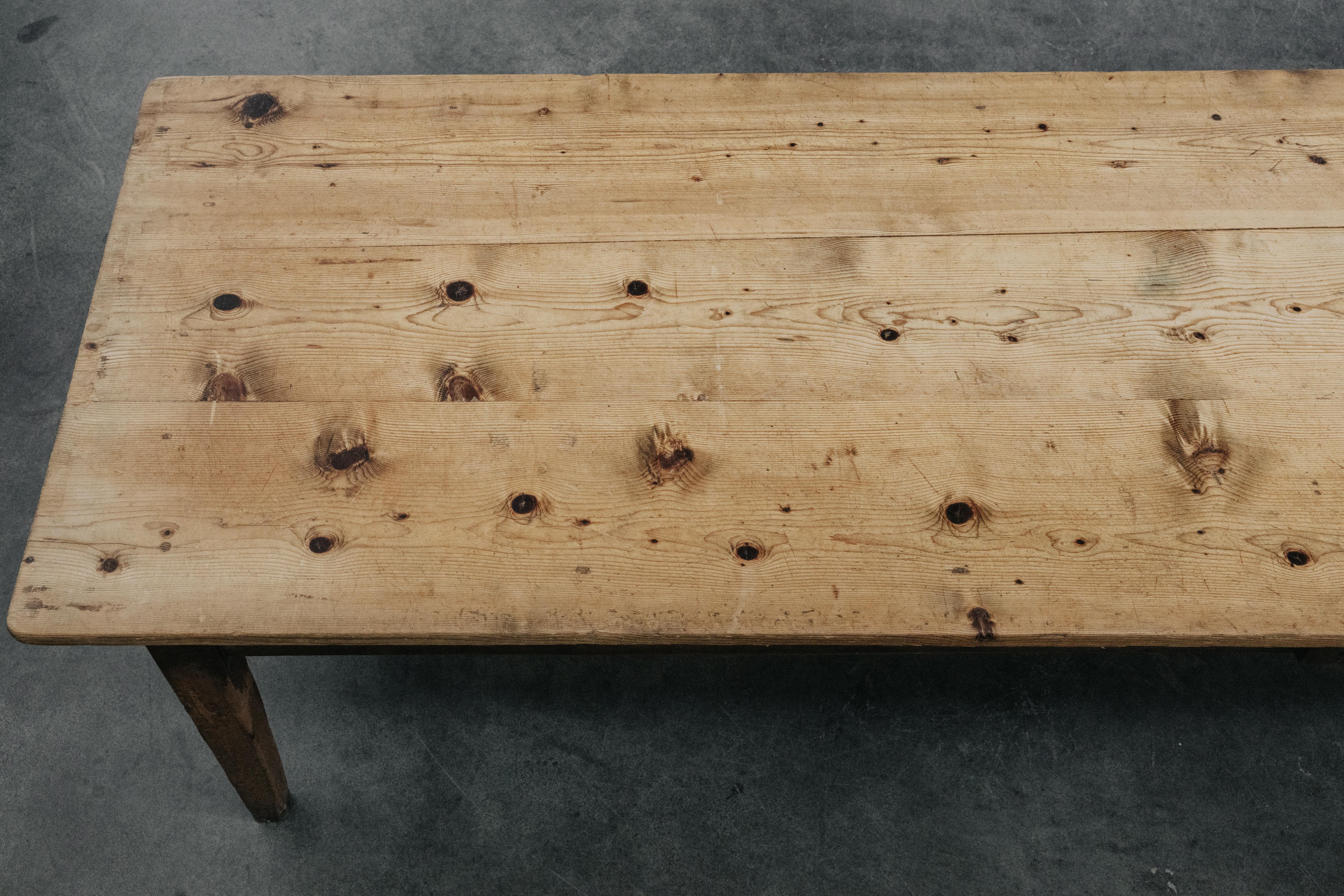 Début du XIXe siècle Table de salle à manger en pin extra-large de France, vers 1800 en vente