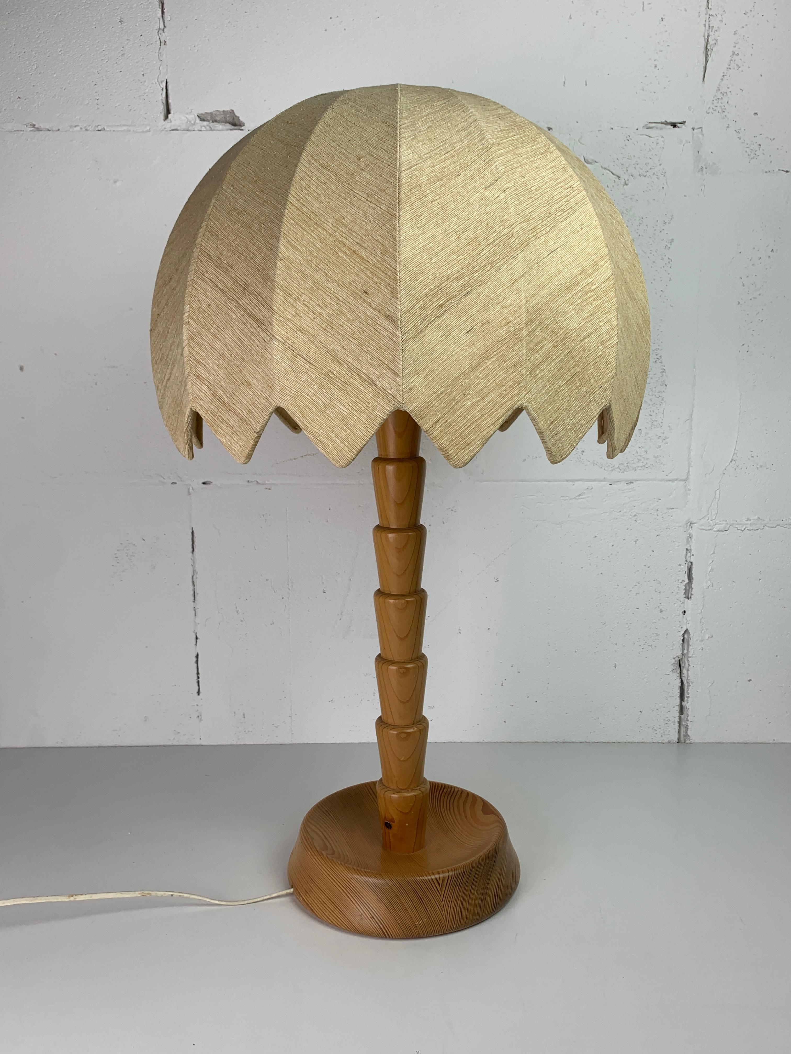 Lampada da tavolo in legno di pino di grandi dimensioni (68 cm) con paralume a fungo 