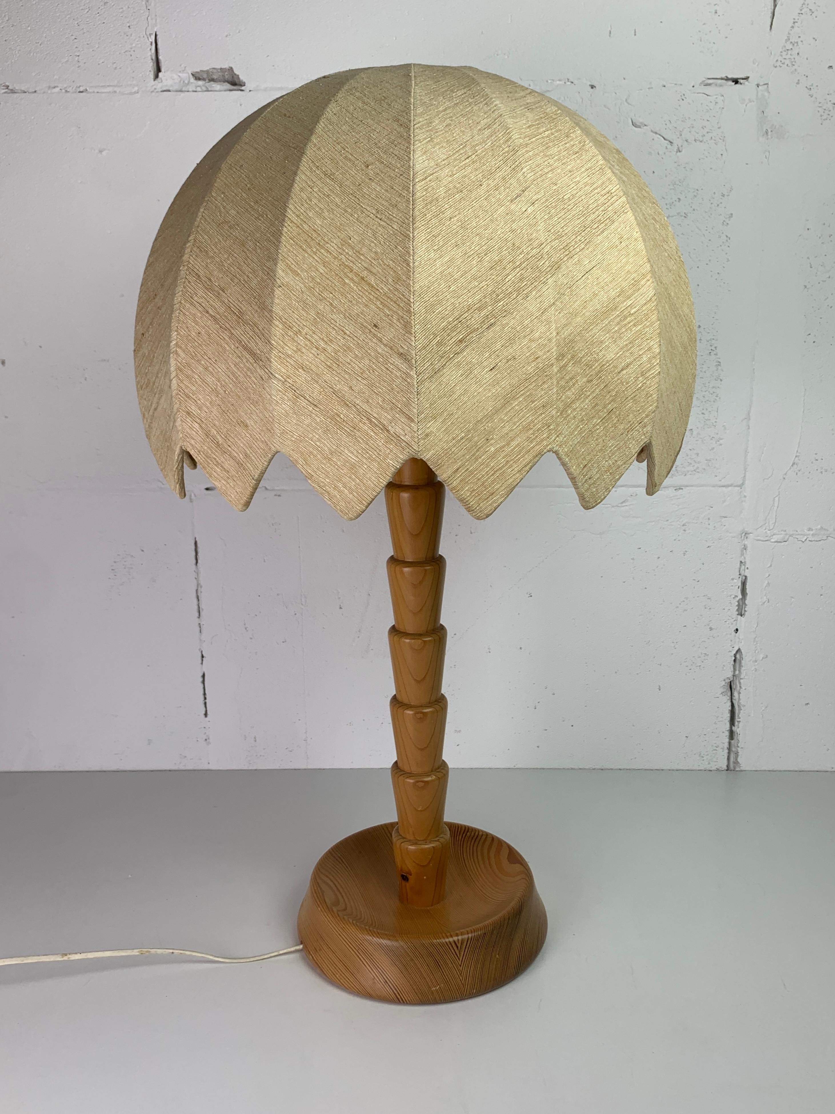 Fine XX secolo Lampada a fungo da tavolo XL in legno di pino di Temde Switzerland, anni '70 in vendita