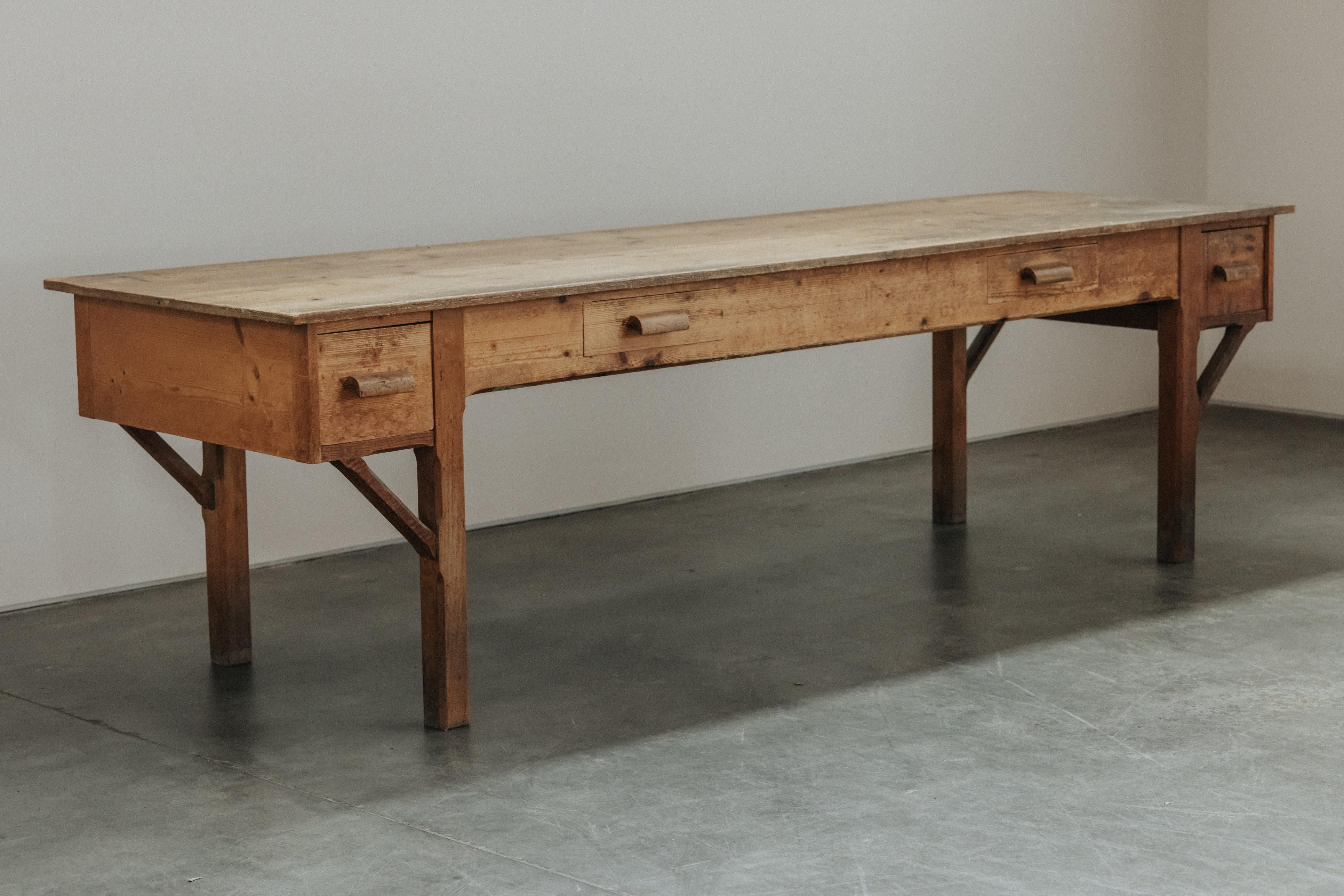 XL Kiefer Arbeit Konsolentisch aus Frankreich, CIRCA 1940 (Europäisch) im Angebot