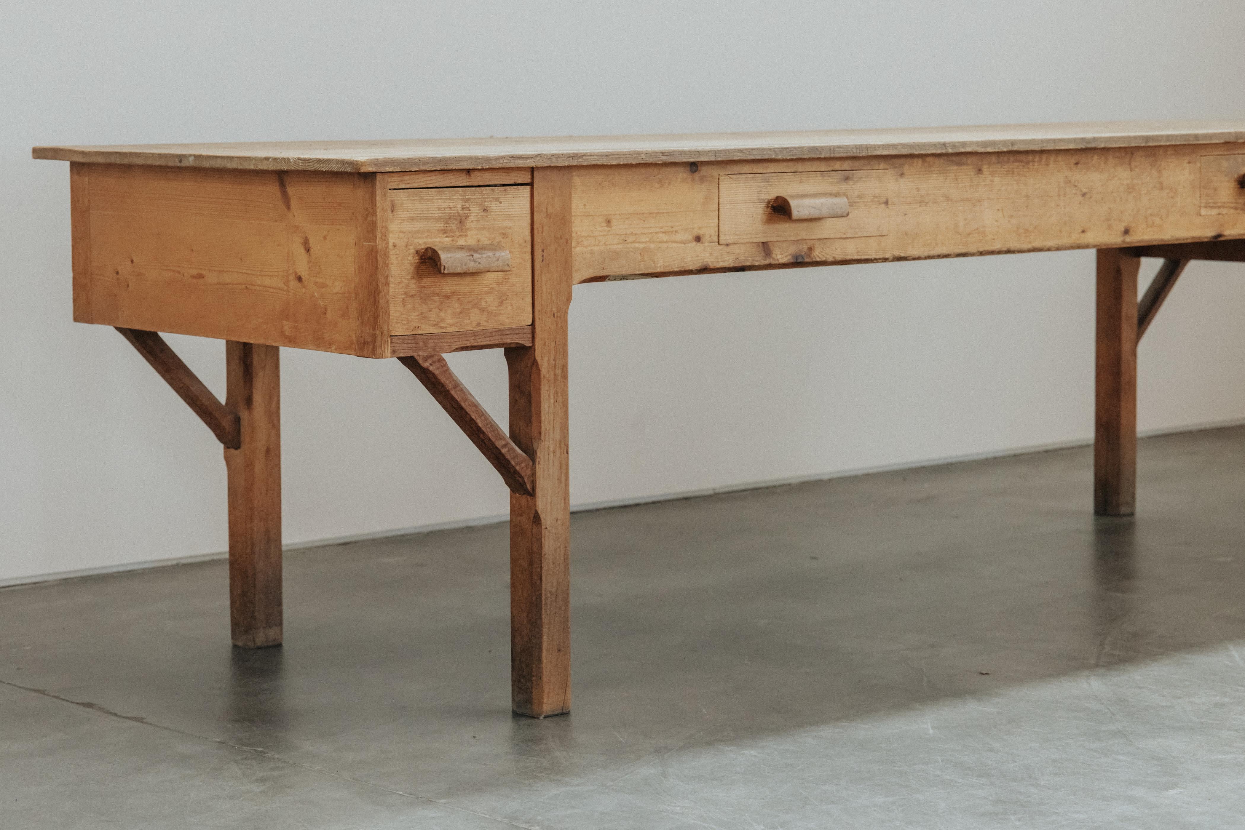 XL Kiefer Arbeit Konsolentisch aus Frankreich, CIRCA 1940 im Zustand „Gut“ im Angebot in Nashville, TN