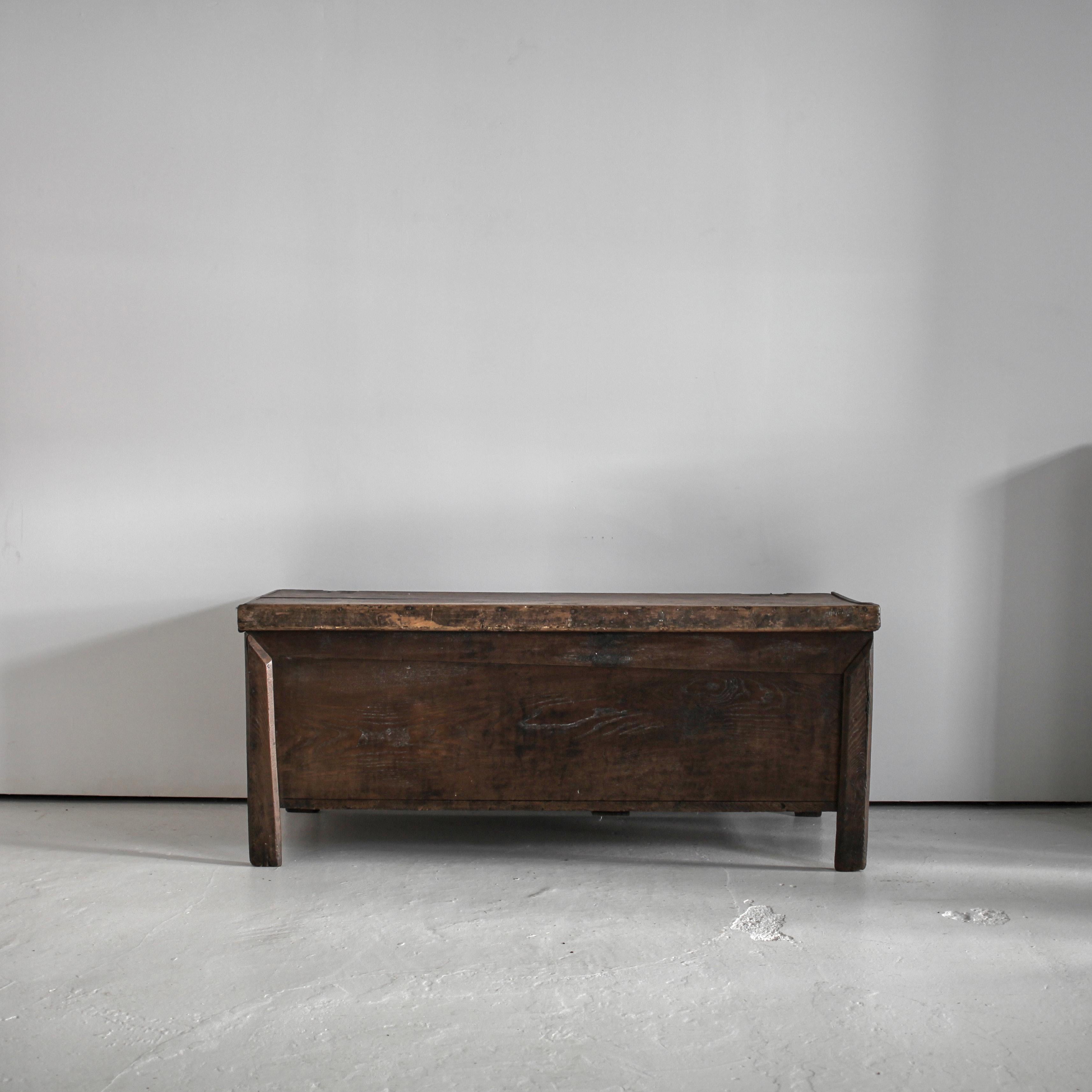 An XL northern Portuguese hewn chestnut coffer from the mid 19th C.

Beautiful patination with age old repairs.

Perfect as a console and/or storage.