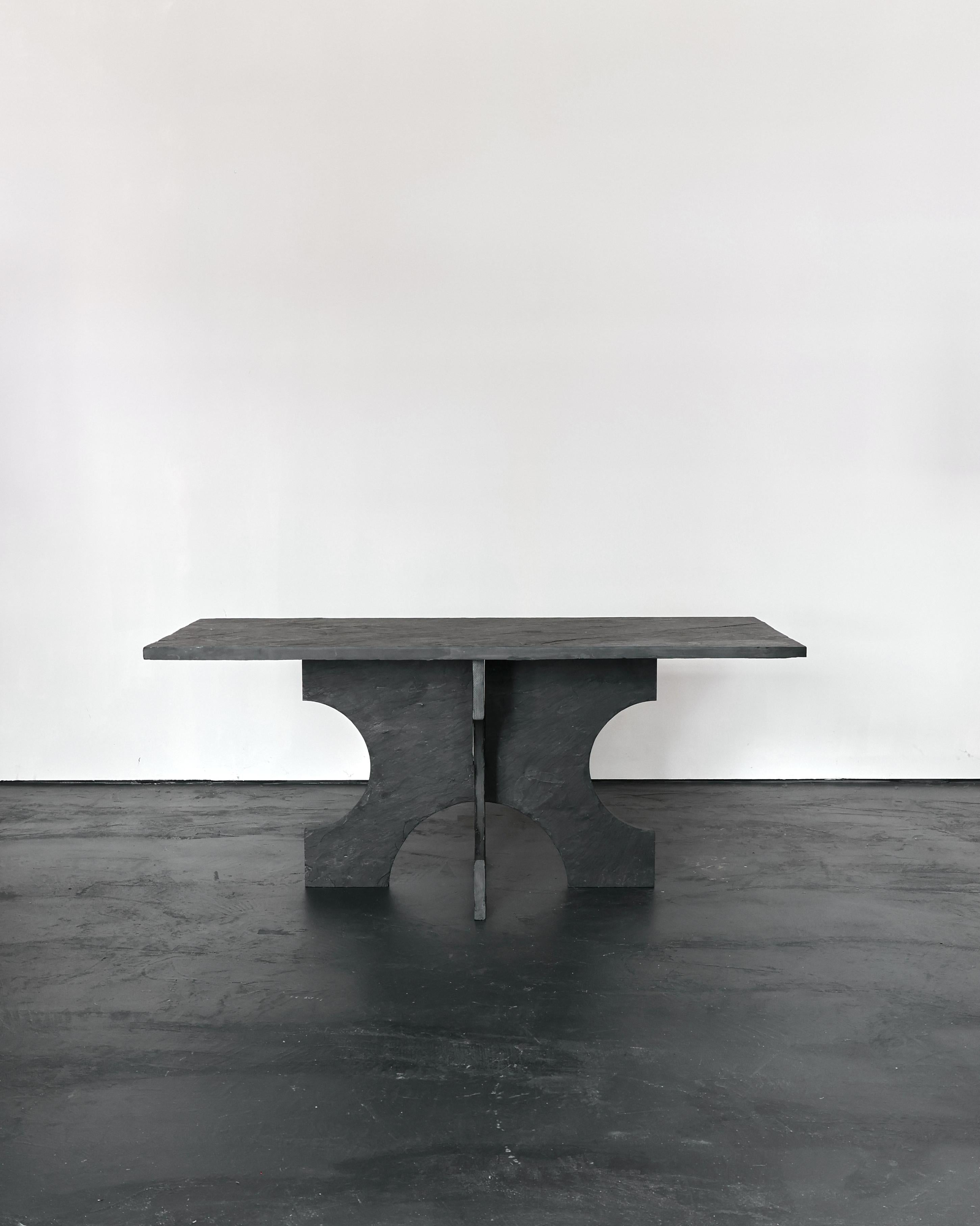 Un tavolo XL in ardesia rigata della regione di Angers, in Francia.

A.I.C. 1960 ma in stile XIX secolo.

Base ad incastro semplice.

Raramente le grandi dimensioni lo rendono utilizzabile come tavolo da pranzo.