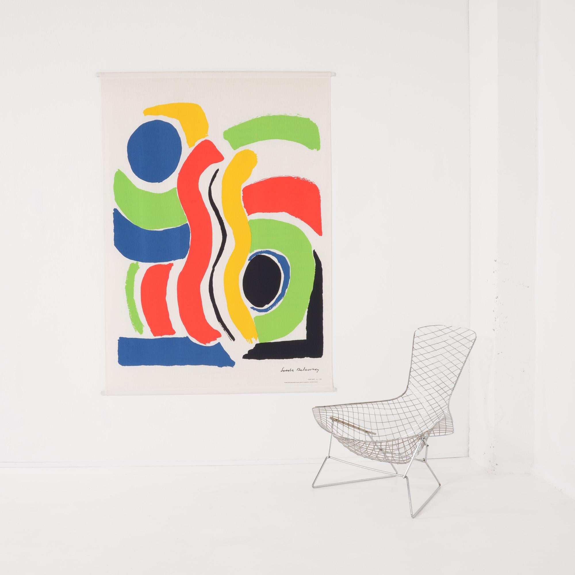 Cette grande impression colorée sur toile de Sonia Delaunay a été éditée par Jacques Damase en 1992. Ce tirage post mortem est une édition limitée à 1000 exemplaires. Il s'agit du numéro 942.
Cet ouvrage est en très bon état, il y a quelques