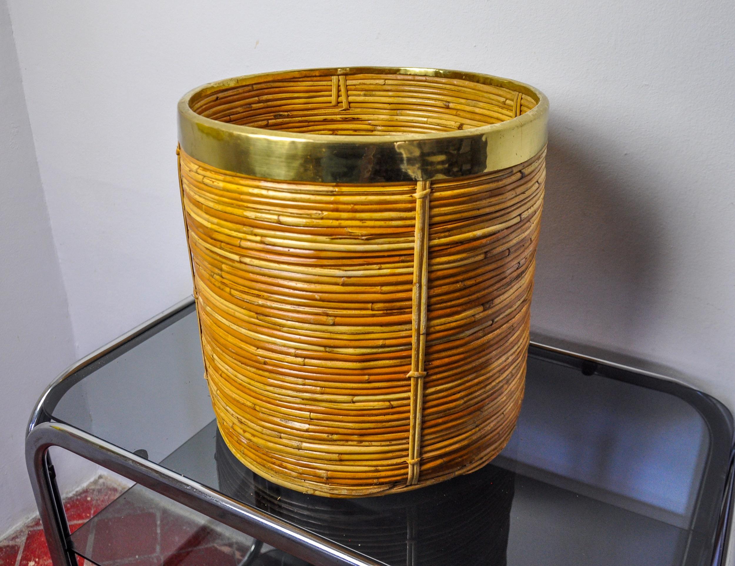 Cesta muy bonita y grande de ratán y latón fabricada en Italia en los años 70. De forma redonda y estilo moderno de mediados de siglo, se inspira en los diseños de Gabriella Crespi. Magnífico objeto decorativo que aportará un auténtico toque de