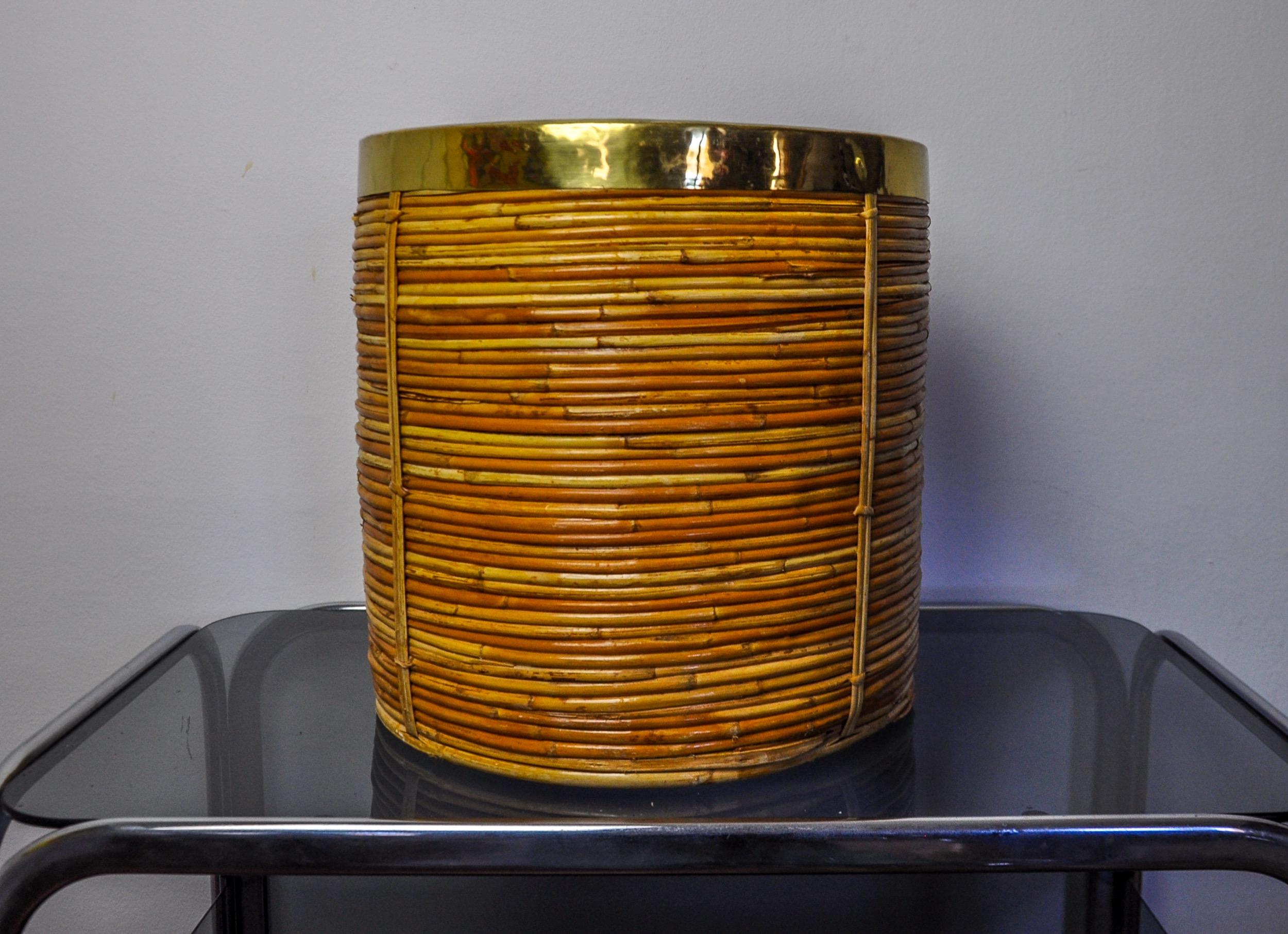 Cesta XL de ratán y latón, Italia, 1970, 36 cm diám. Regencia de Hollywood en venta