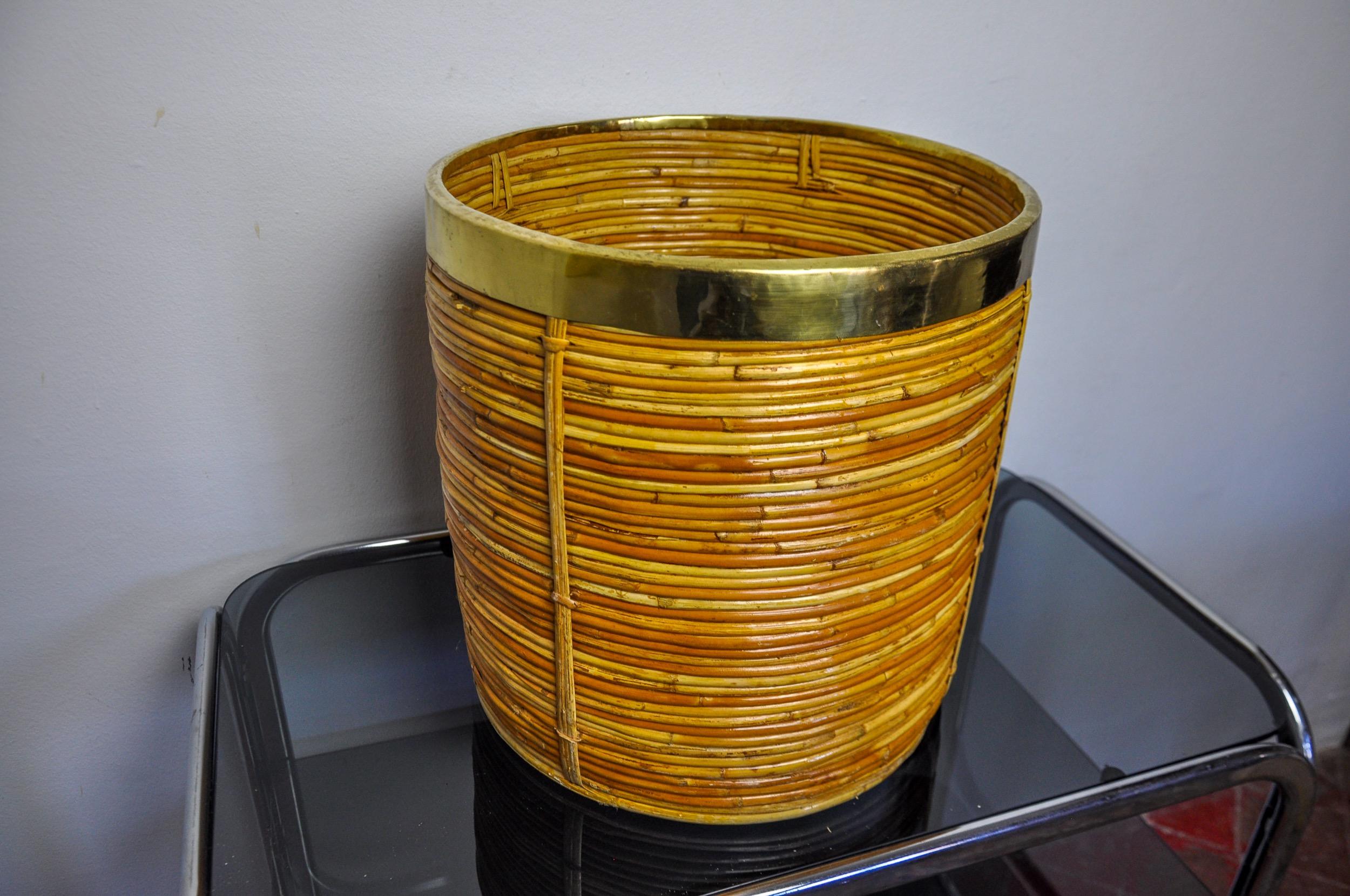 Cesta XL de ratán y latón, Italia, 1970, 36 cm diám. Italiano en venta