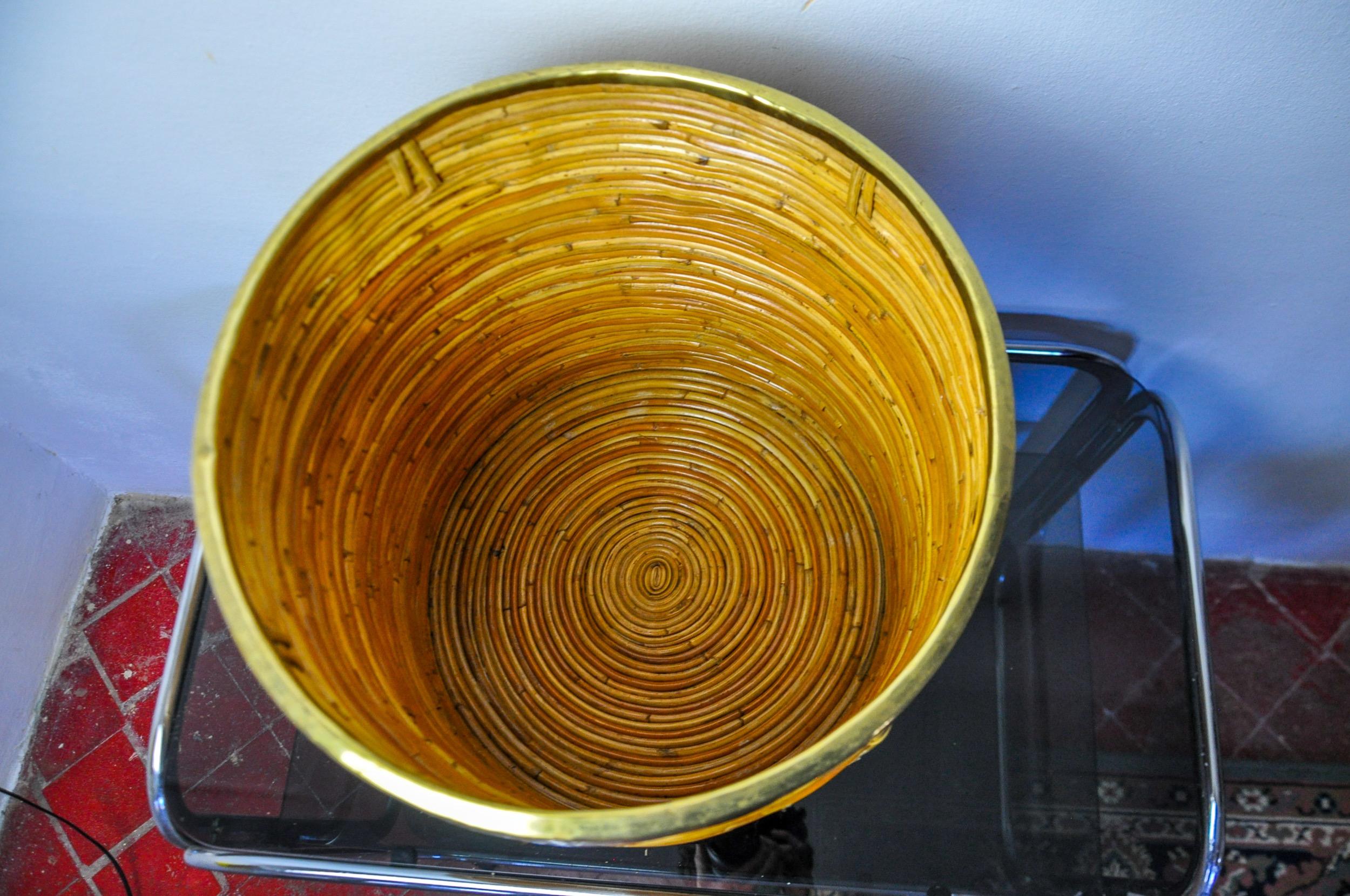 Cesta XL de ratán y latón, Italia, 1970, 36 cm diám. en Bueno estado para la venta en BARCELONA, ES