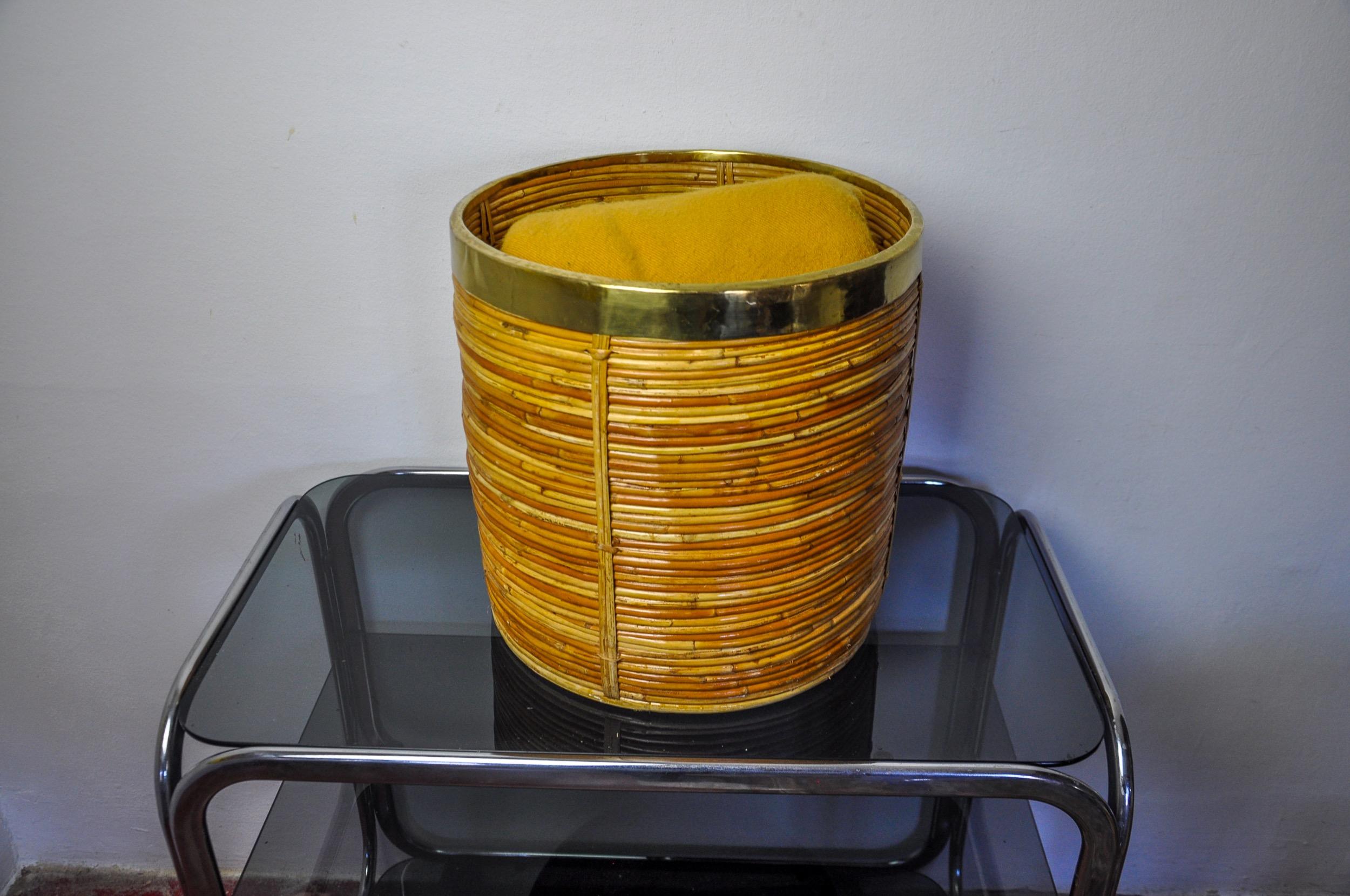 Cesta XL de ratán y latón, Italia, 1970, 36 cm diám. finales del siglo XX en venta
