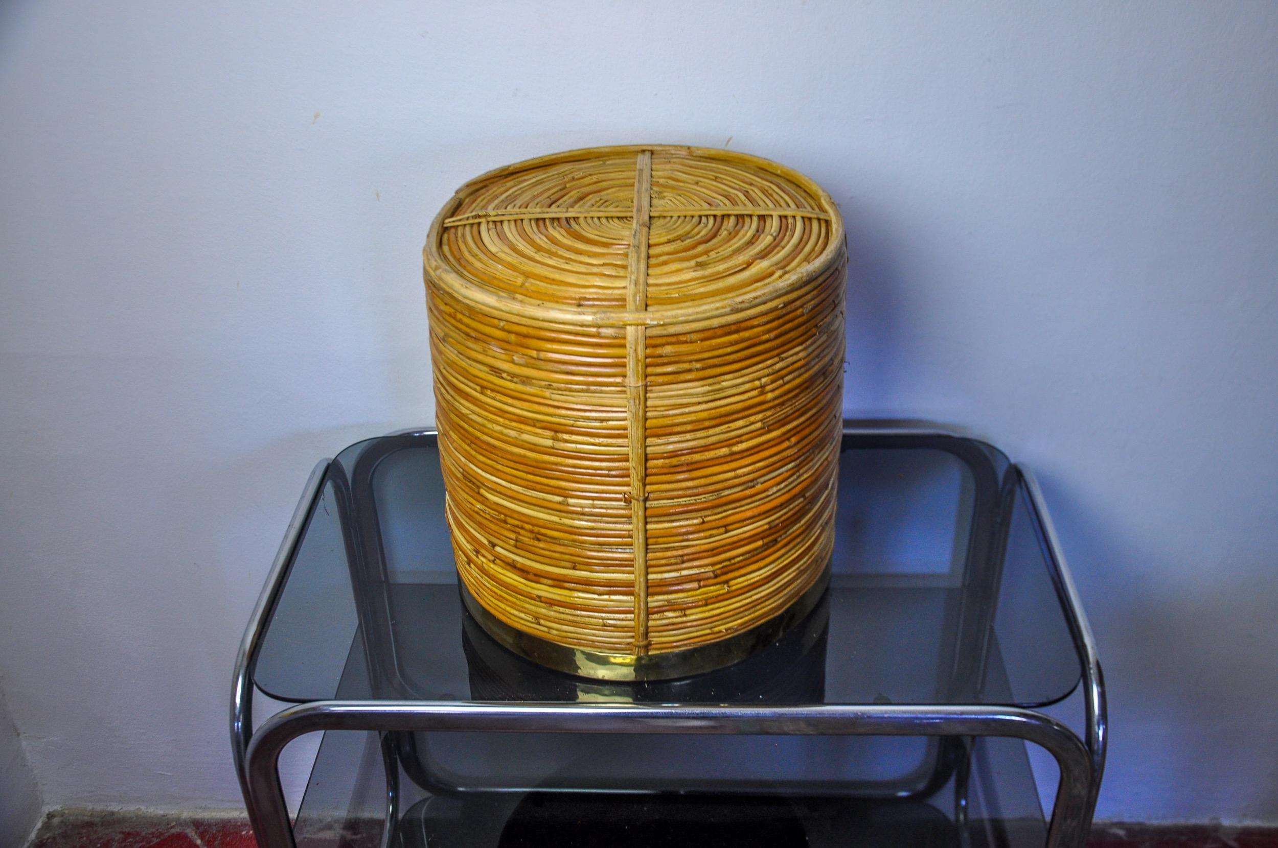 Cesta XL de ratán y latón, Italia, 1970, 36 cm diám. Mimbre en venta