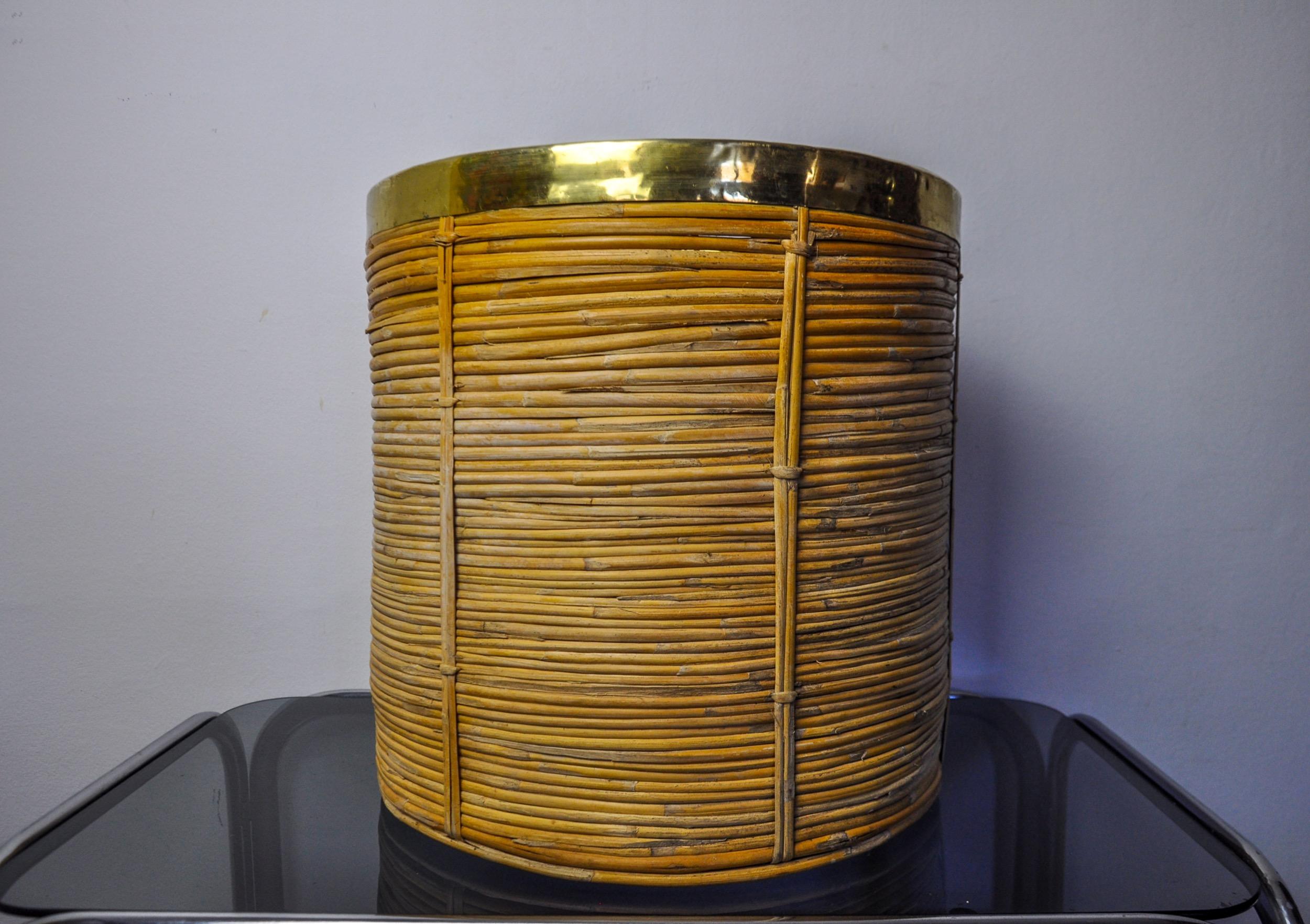Very beautiful and large rattan and brass basket made in Italy in the 1970s. Round shape, mid-century modern style, it is inspired by the designs of Gabriella Crespi. Magnificent decorative object that will bring a real design touch to your