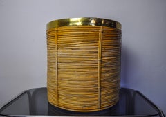 Cesta XL de ratán y latón, Italia, 1970, 41 cm diam.