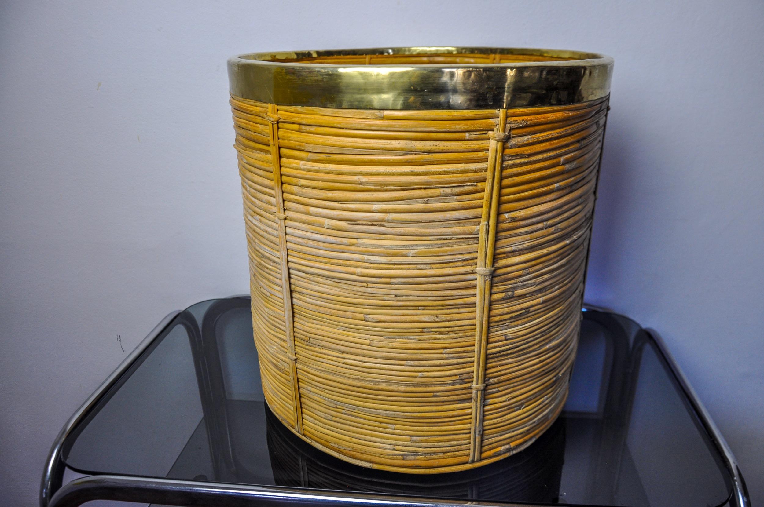 Hollywood Regency XL rattan and brass basket, Italy, 1970, 41cm diam For Sale