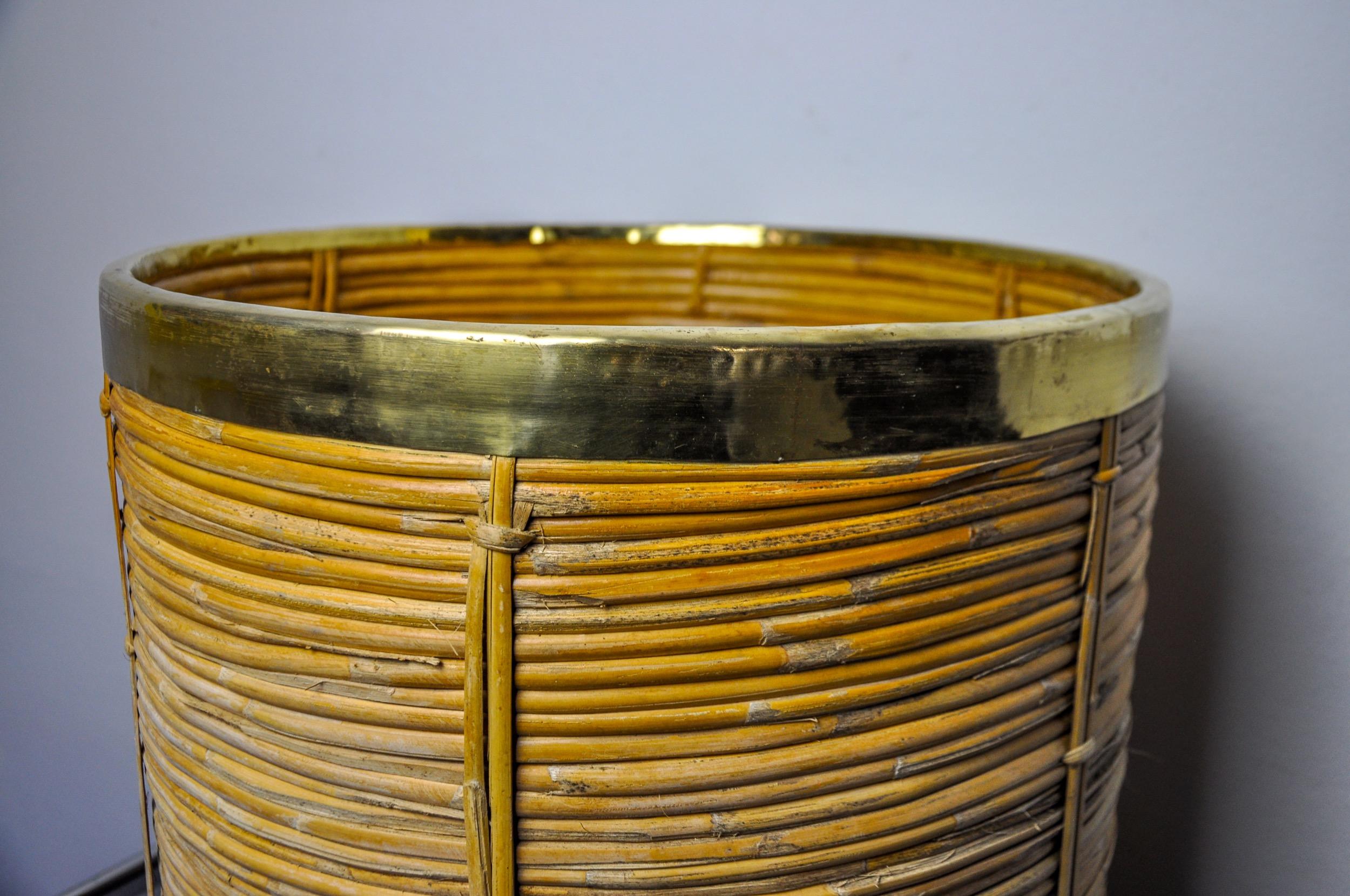 XL rattan and brass basket, Italy, 1970, 41cm diam In Good Condition For Sale In BARCELONA, ES