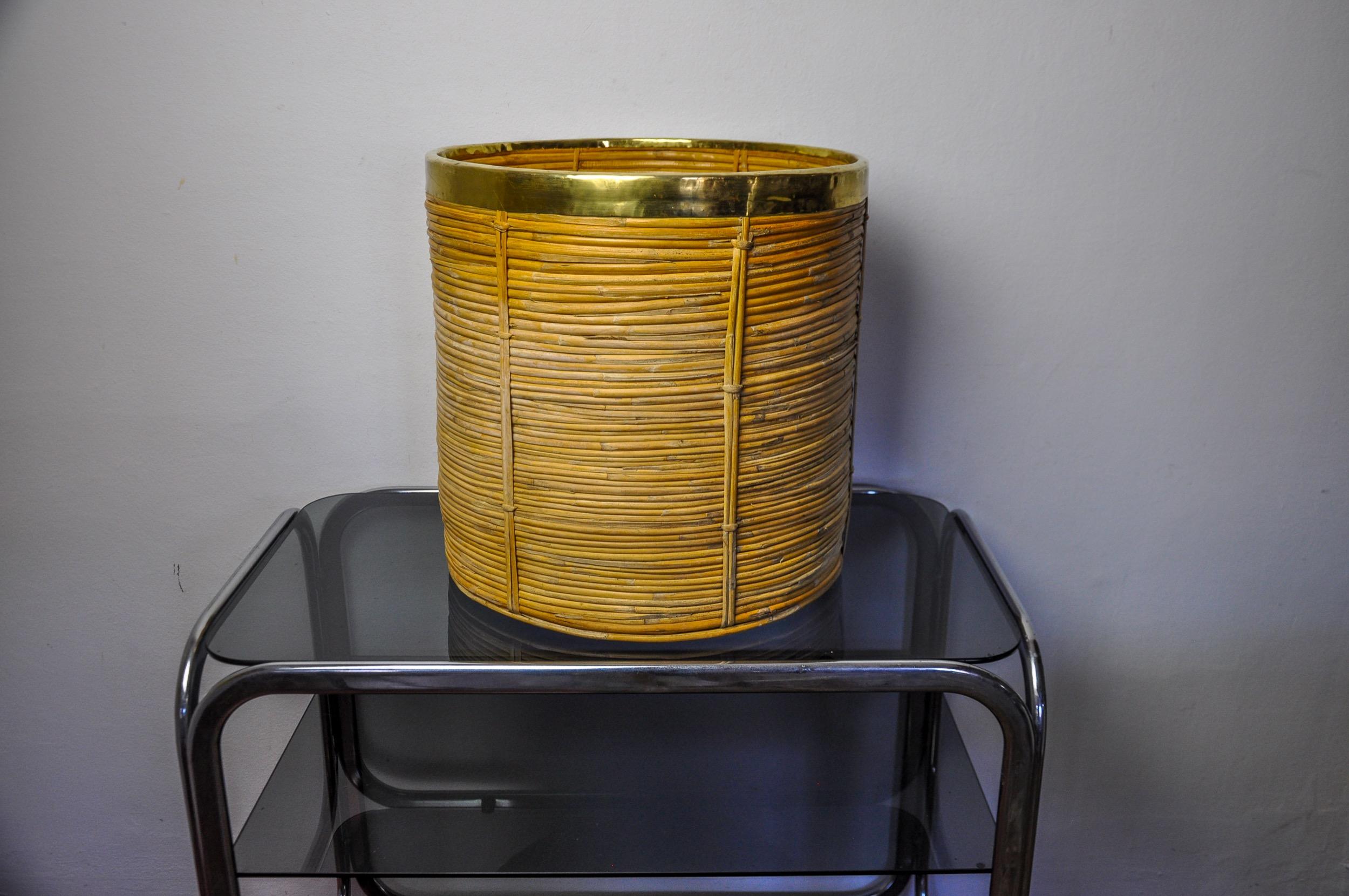 XL rattan and brass basket, Italy, 1970, 41cm diam For Sale 2