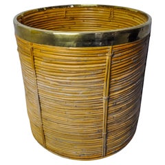 Cesta XL de ratán y latón, Italia, 1970, 41 cm diam.