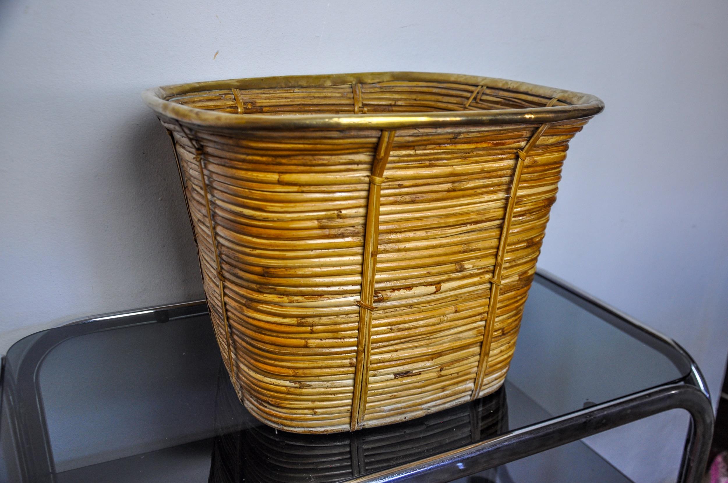 Hollywood Regency Cestino XL in rattan e ottone, Italia, 1970, diametro 44cm in vendita