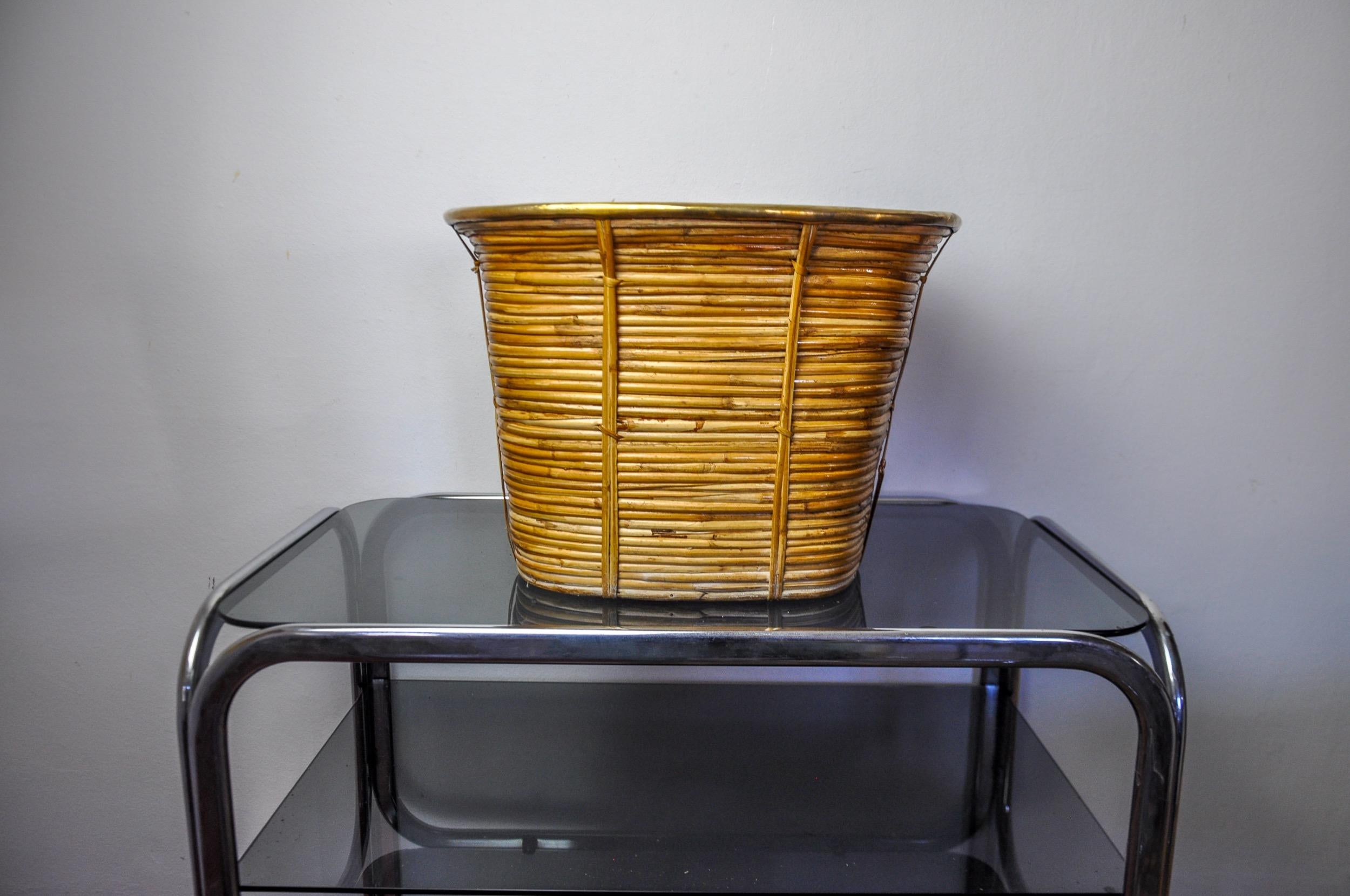 Cestino XL in rattan e ottone, Italia, 1970, diametro 44cm In condizioni buone in vendita a BARCELONA, ES