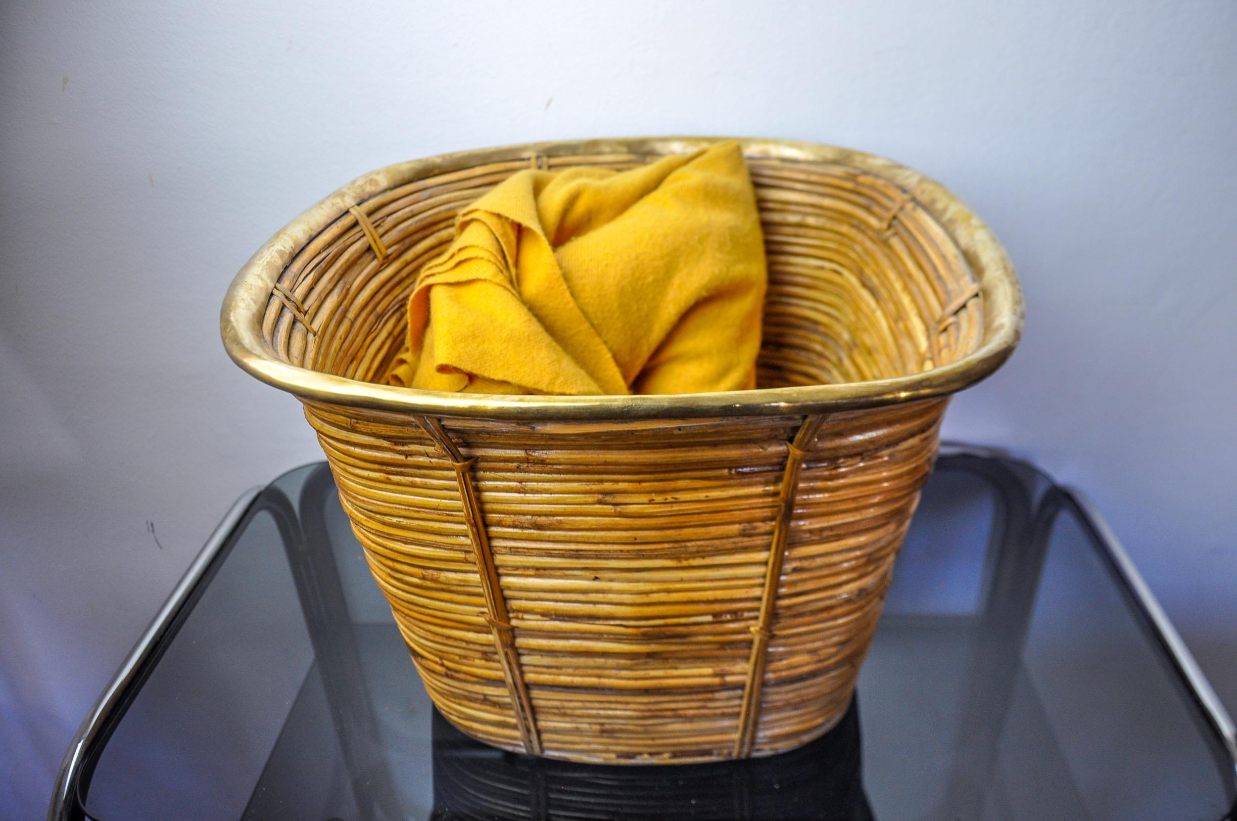 Fine XX secolo Cestino XL in rattan e ottone, Italia, 1970, diametro 44cm in vendita