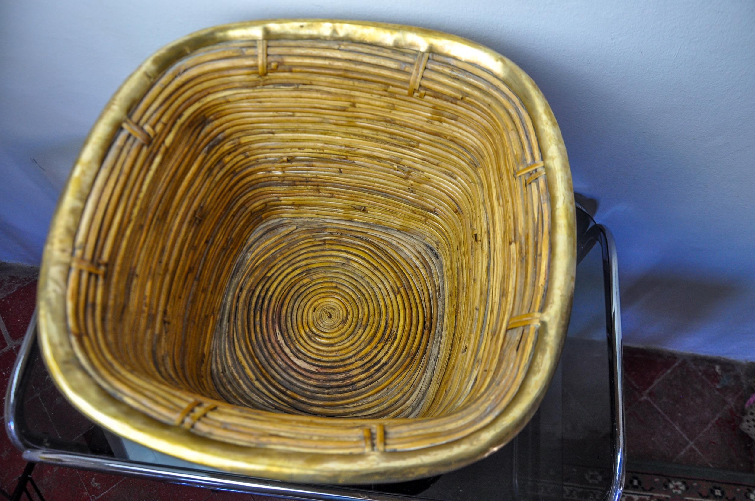 Vimini Cestino XL in rattan e ottone, Italia, 1970, diametro 44cm in vendita