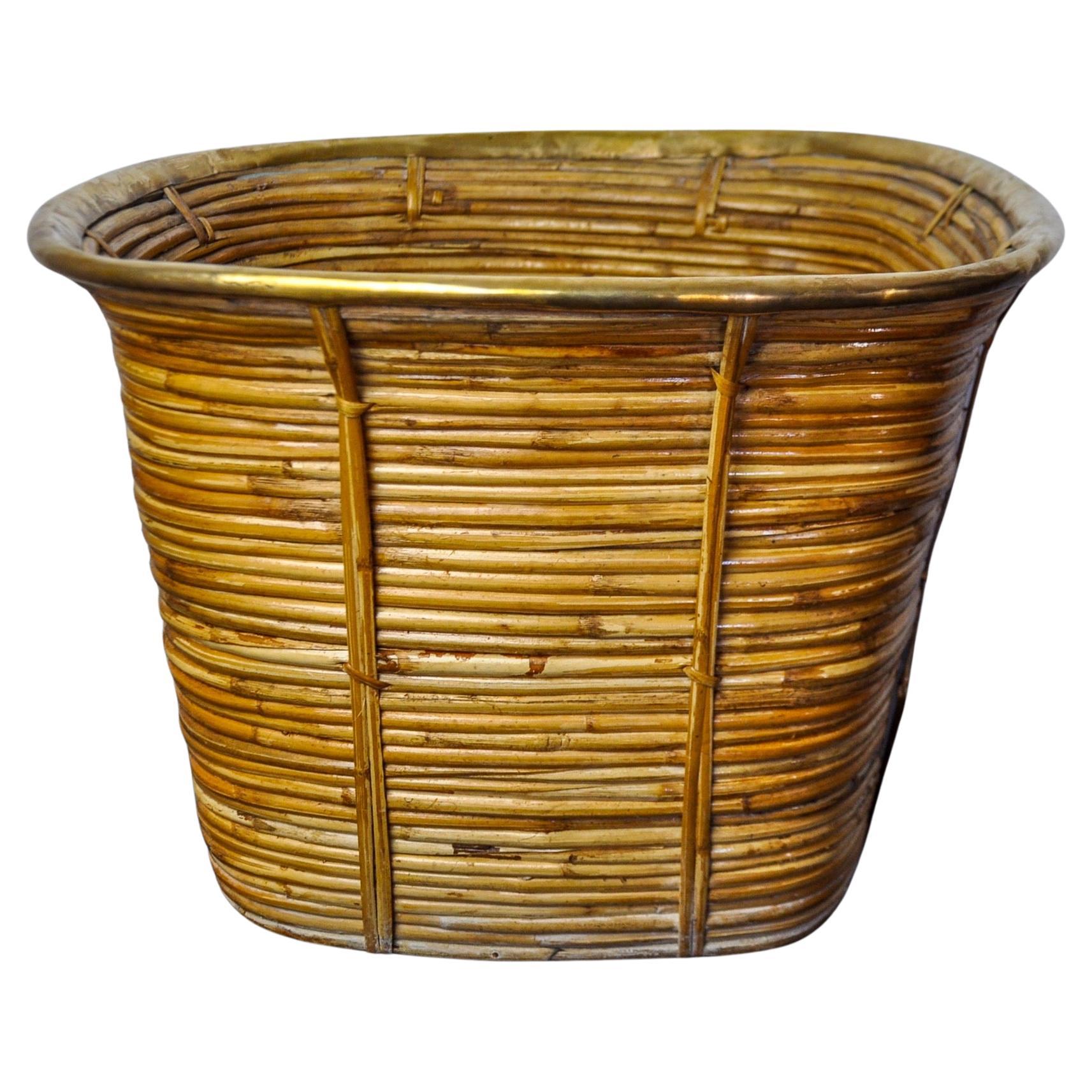 Cesta XL de ratán y latón, Italia, 1970, 44 cm diam.