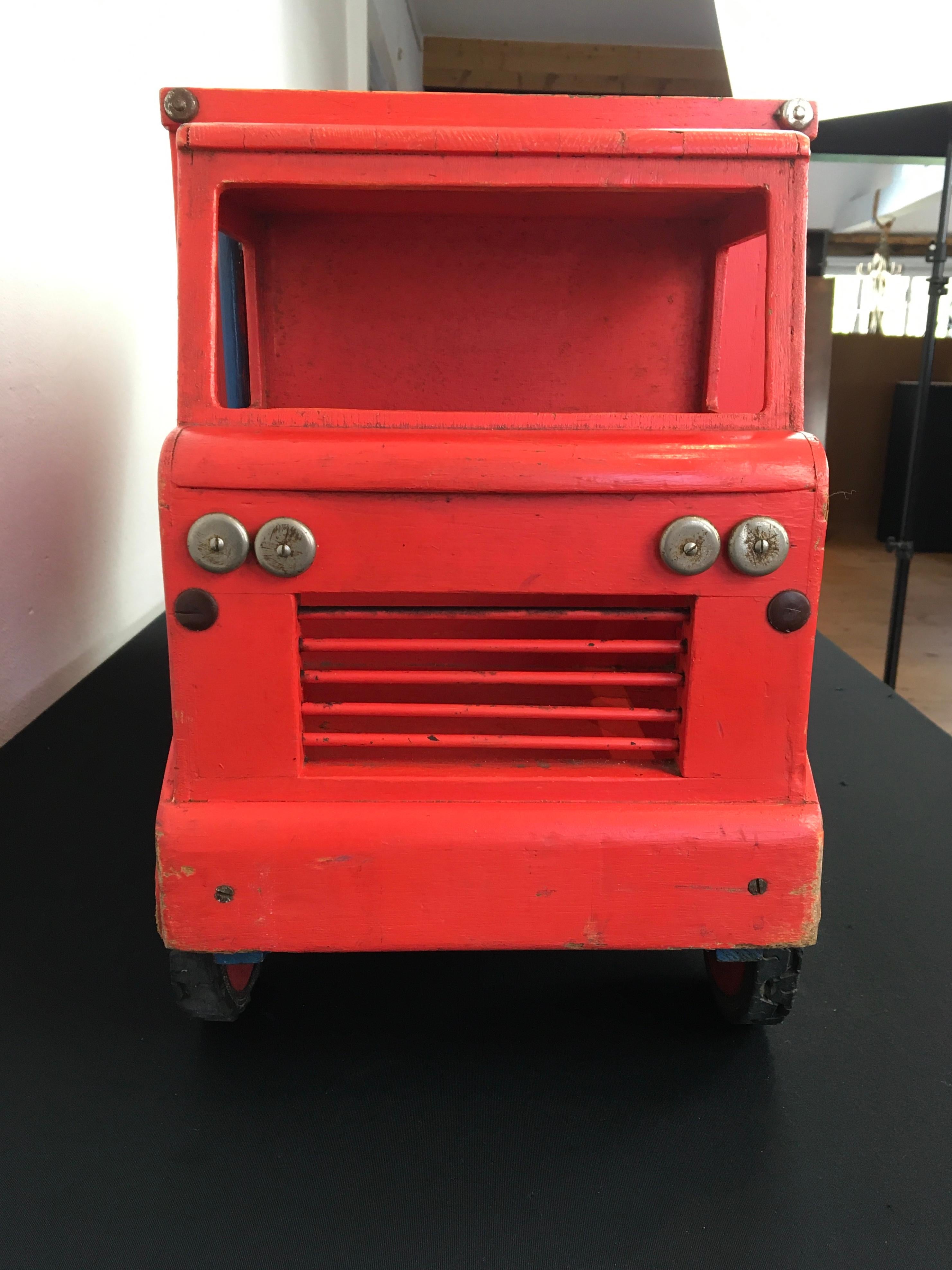 Jouet XL camion-benne en bois rouge, années 1950 en vente 2
