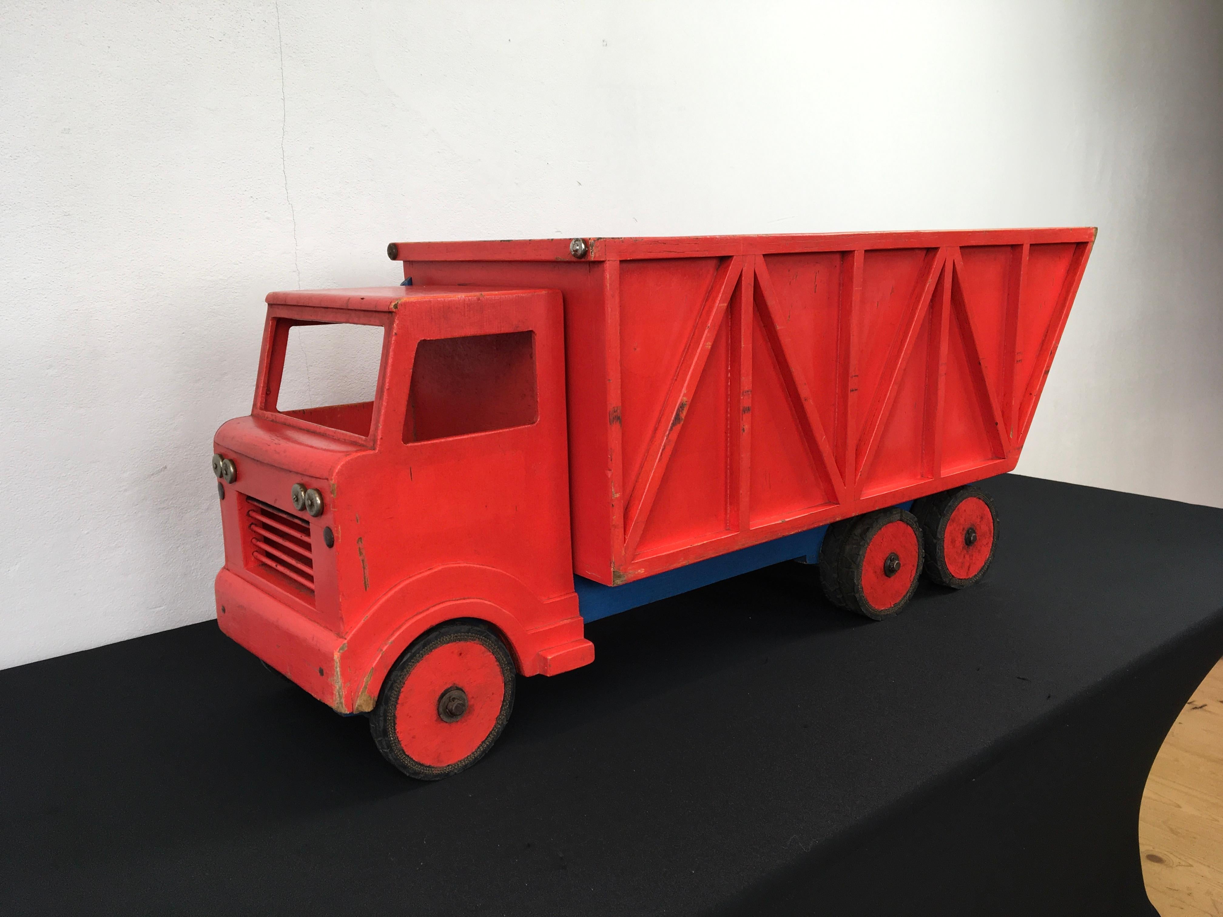 Bois Jouet XL camion-benne en bois rouge, années 1950 en vente