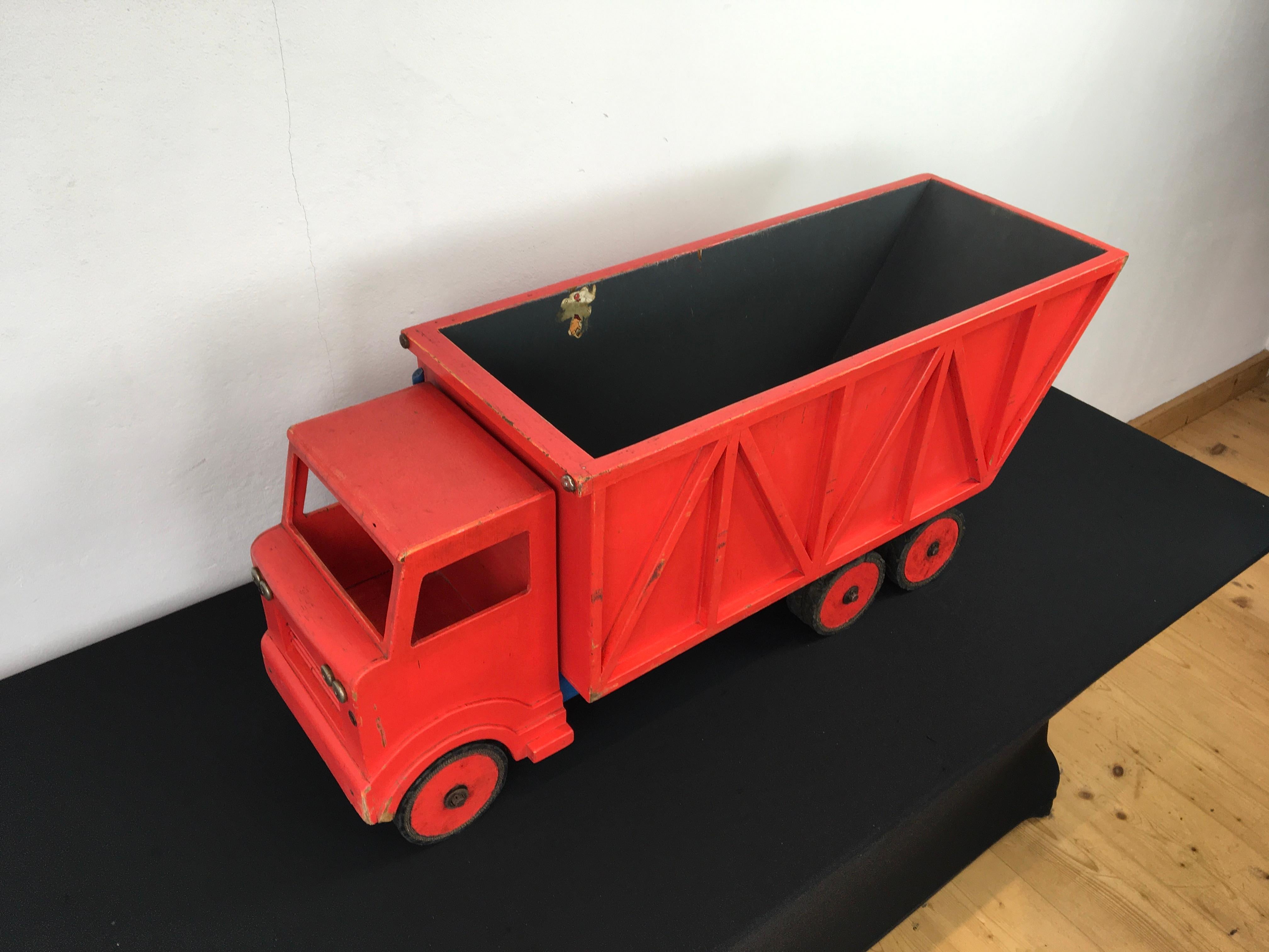Jouet XL camion-benne en bois rouge, années 1950 en vente 4