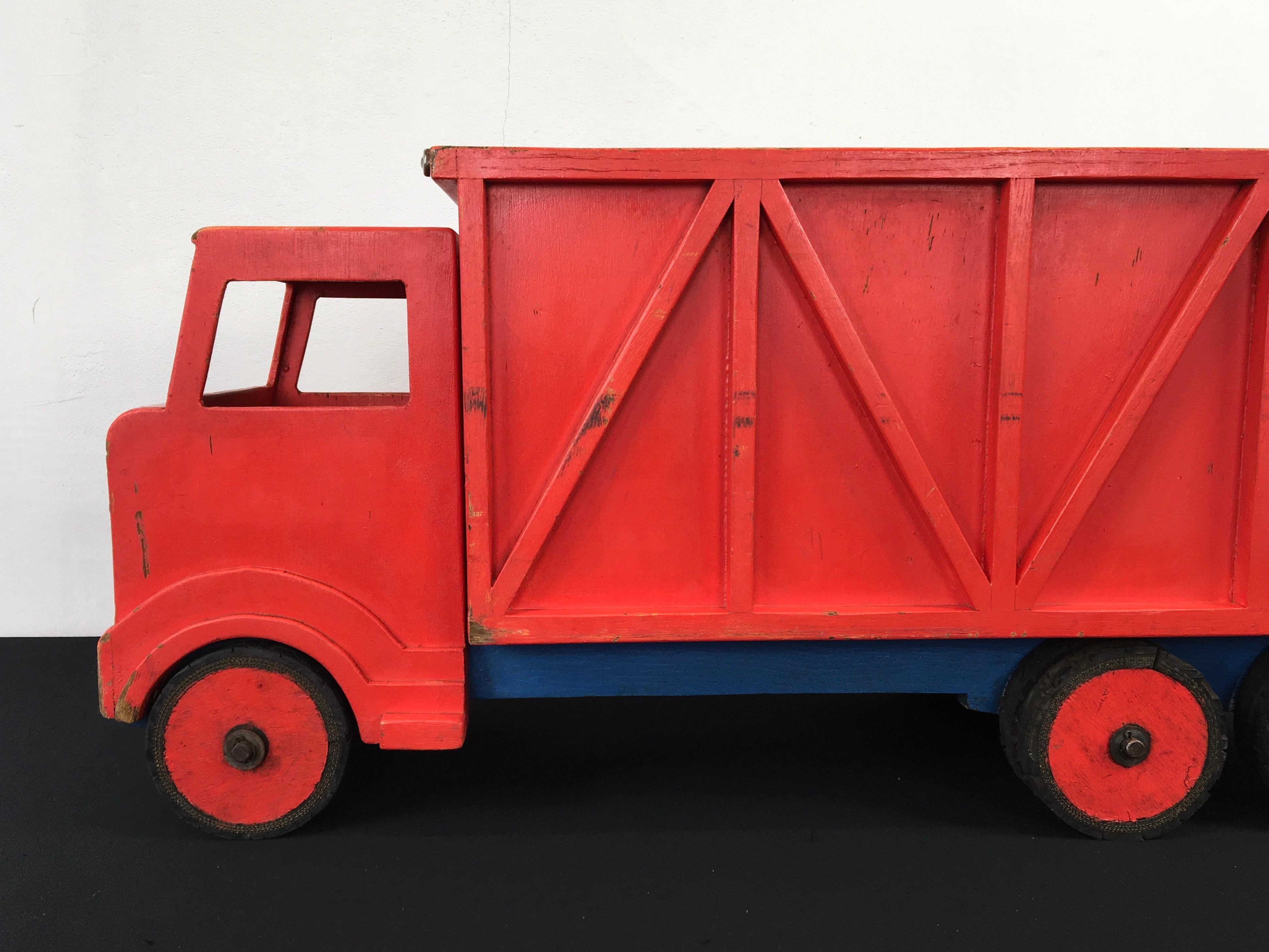 Jouet XL camion-benne en bois rouge, années 1950 en vente 6
