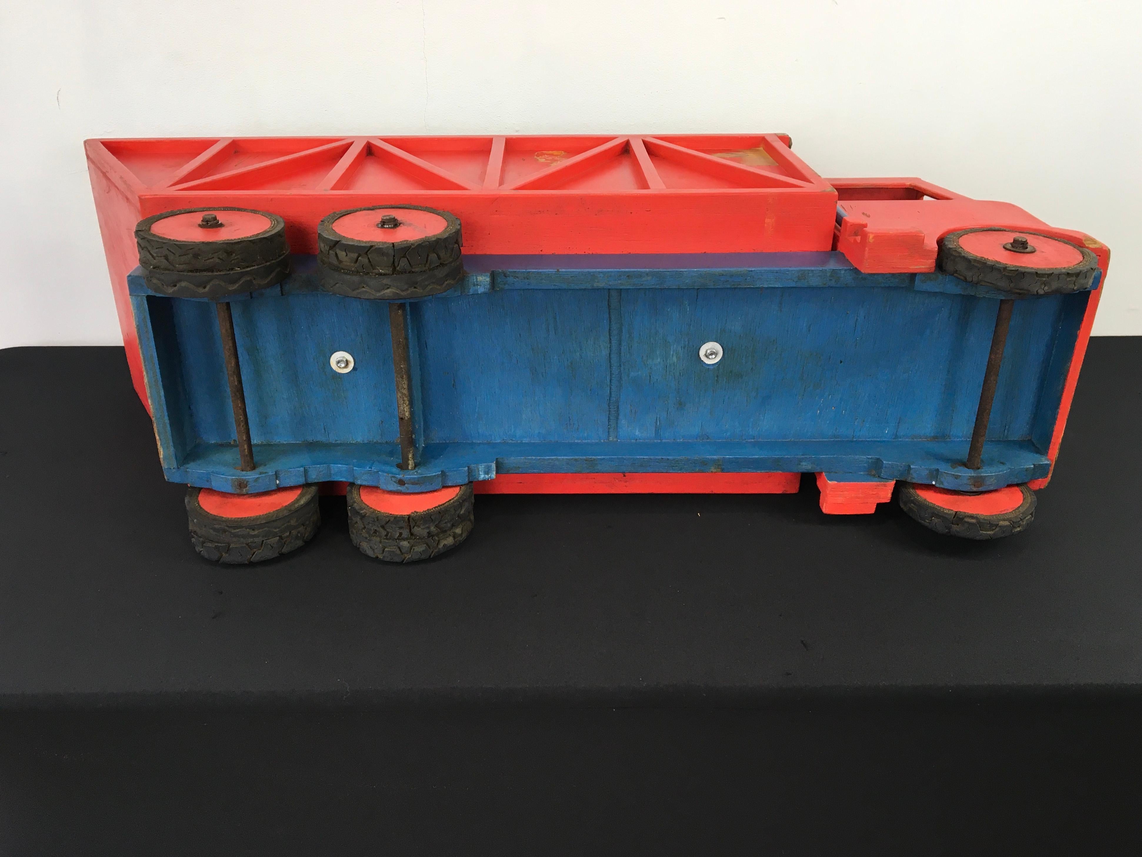 Jouet XL camion-benne en bois rouge, années 1950 en vente 11