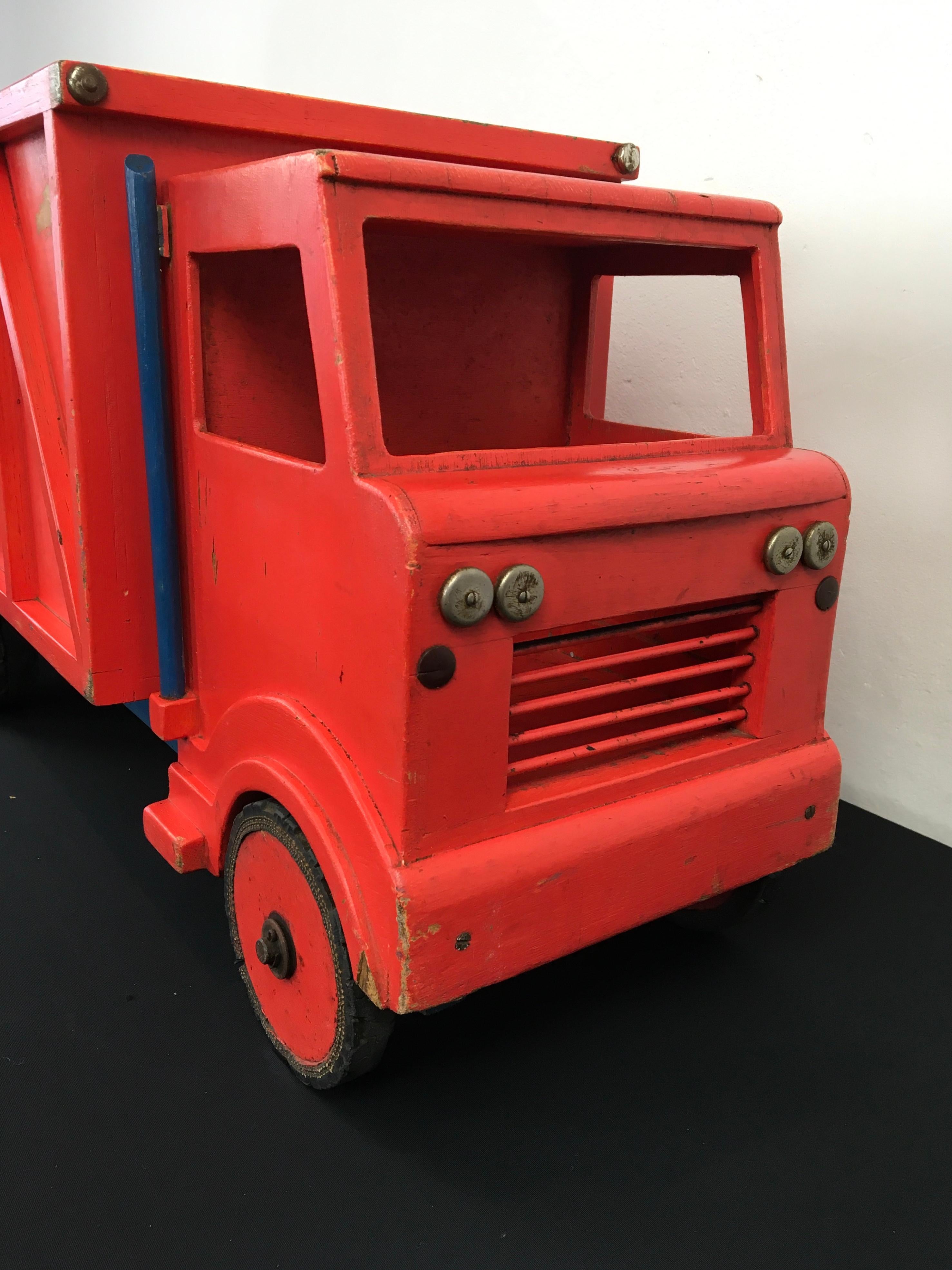 Jouet XL camion-benne en bois rouge, années 1950 Bon état - En vente à Antwerp, BE
