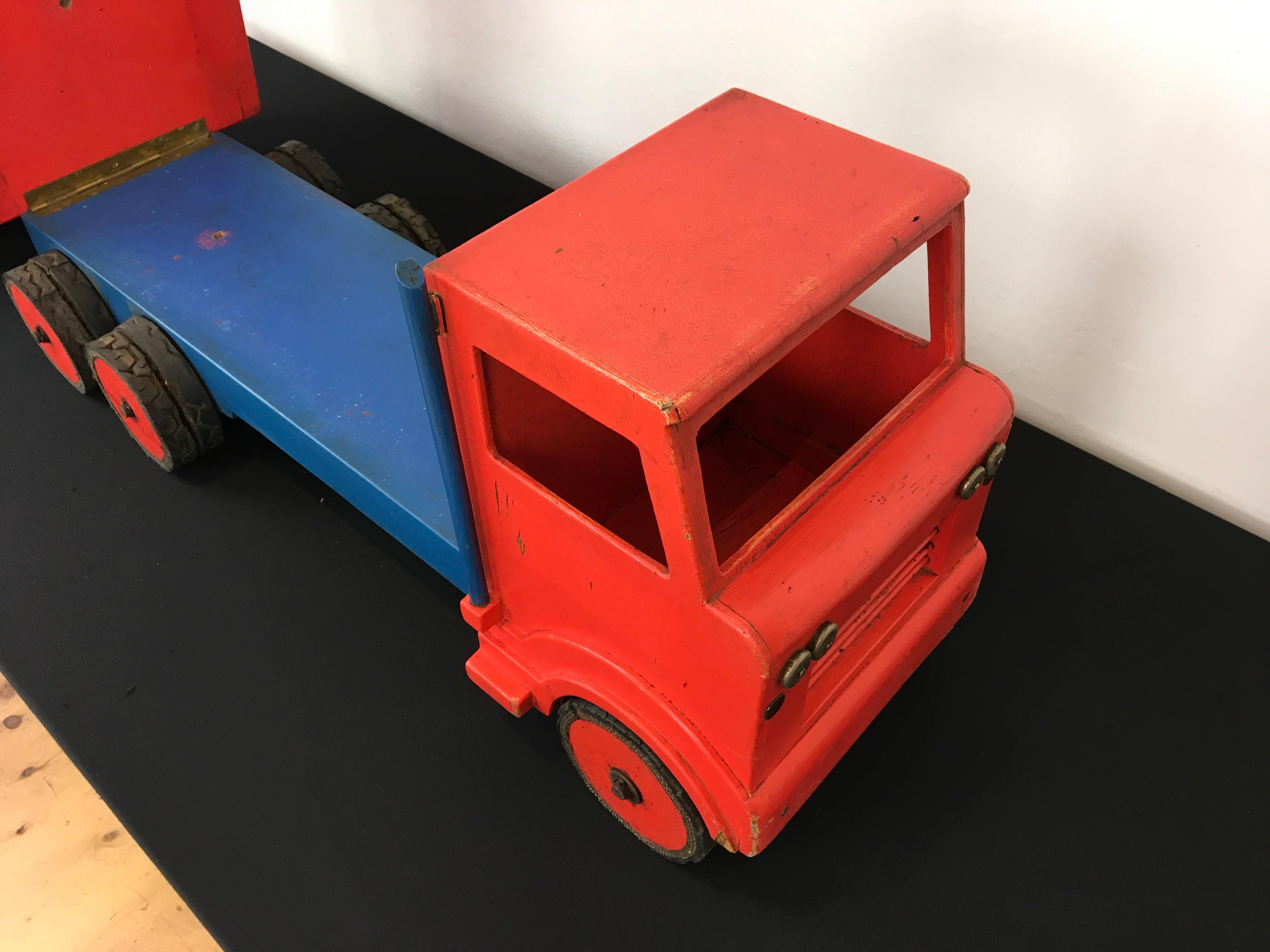 Bois Jouet XL camion-benne en bois rouge, années 1950 en vente