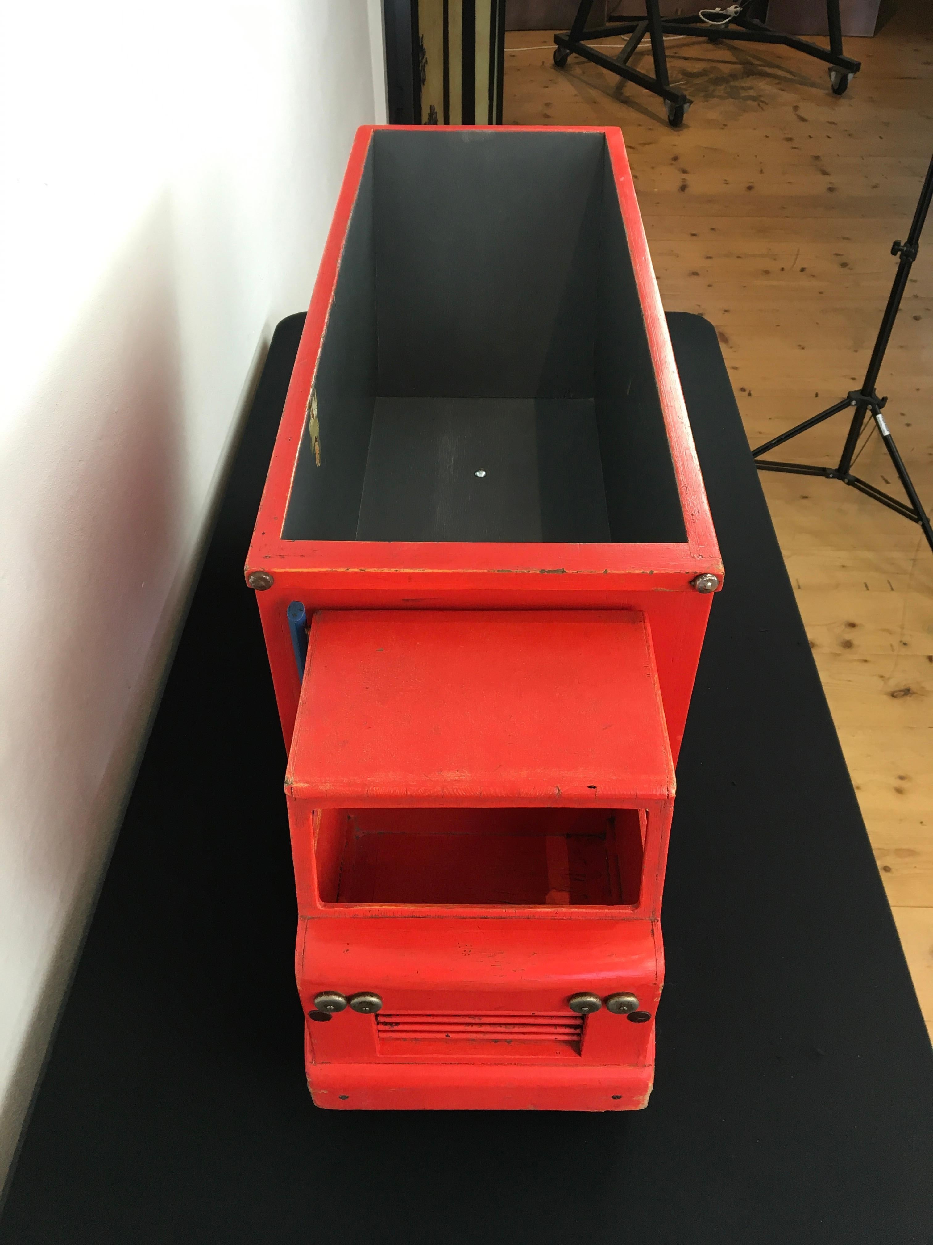 XL Red Wooden Dump Truck Toy, 1950s In Good Condition For Sale In Antwerp, BE