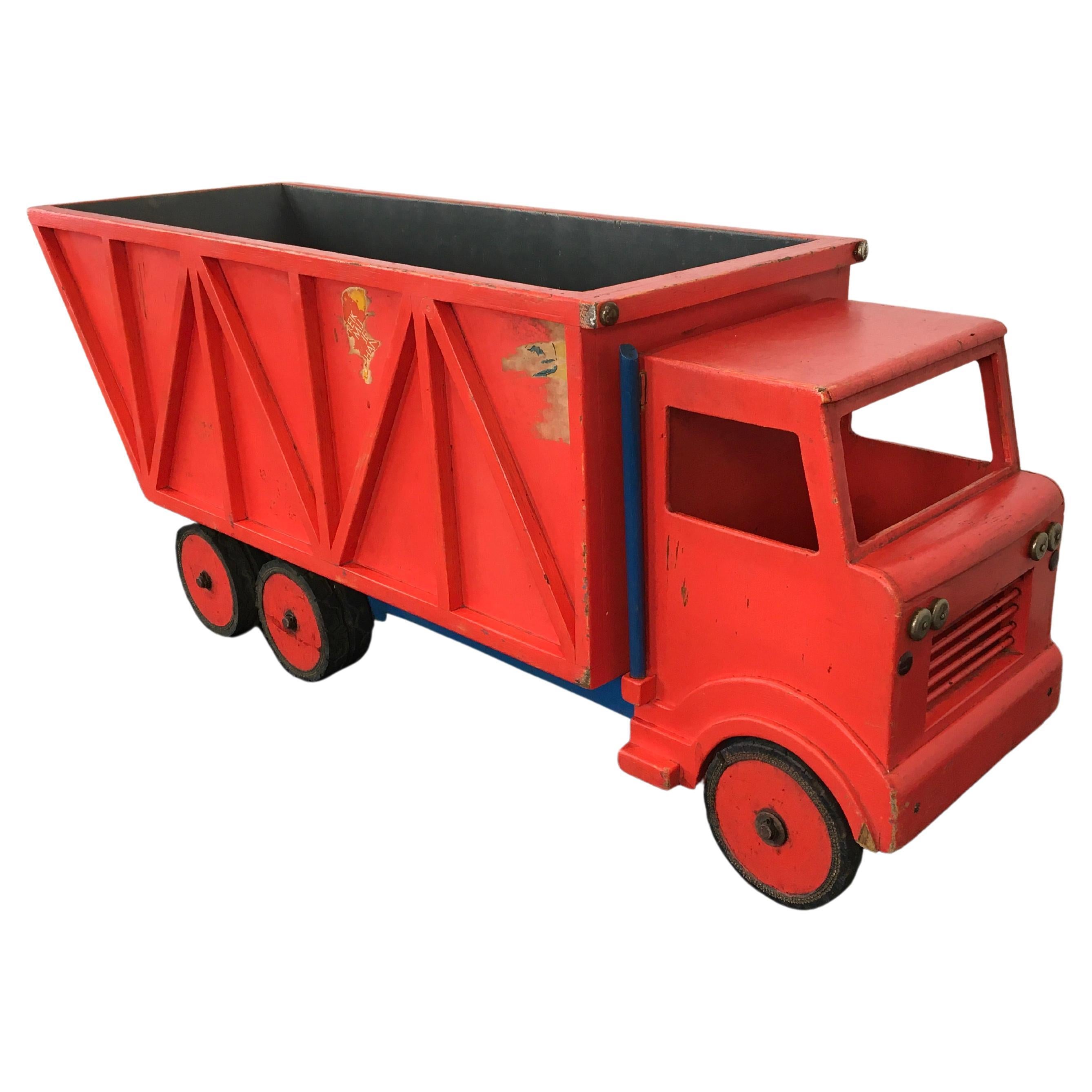 Jouet XL camion-benne en bois rouge, années 1950 en vente