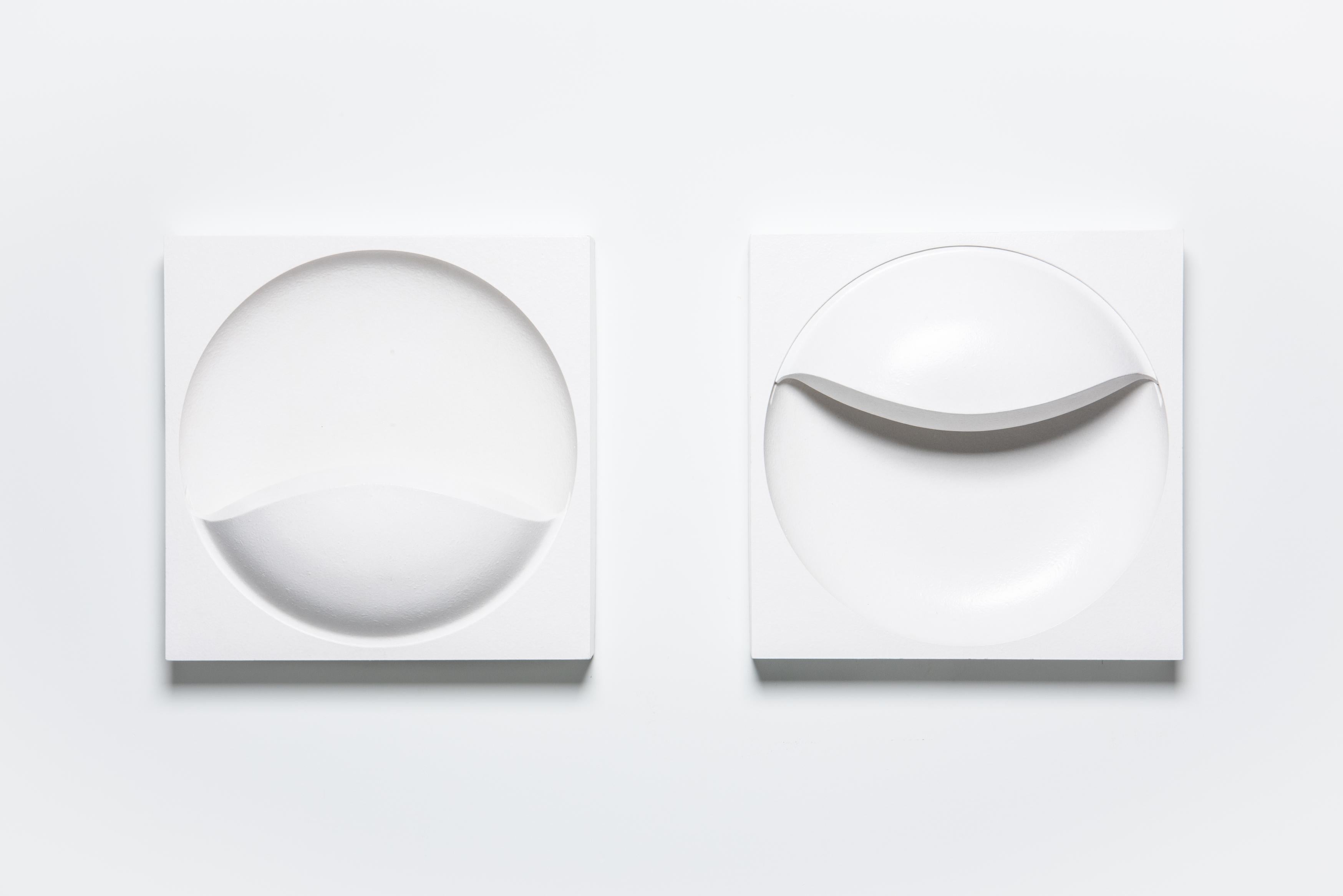 Ensemble sculptural d'appliques murales en plastique dur, laquées en blanc avec une touche de relique.
Elles sont impressionnantes par leur taille et donnent un très bel effet lorsqu'elles sont allumées. Les lampes peuvent être montées de 2 manières