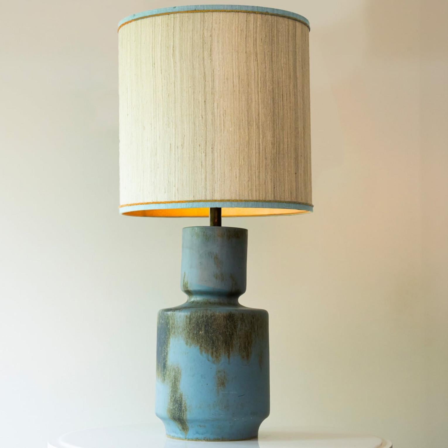 Français Lampadaire XL bleu marine, abat-jour en soie de R. Houben en vente