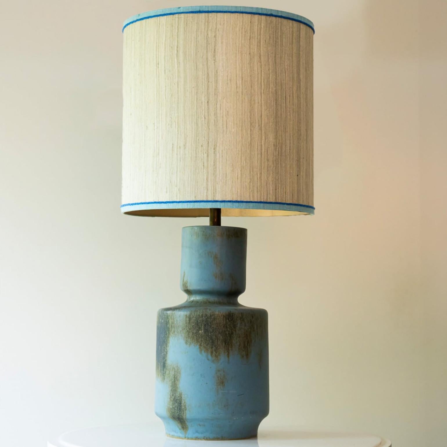 XL Meeresblaue Stehlampe, Lampenschirm aus Seide von R. Houben (Sonstiges) im Angebot