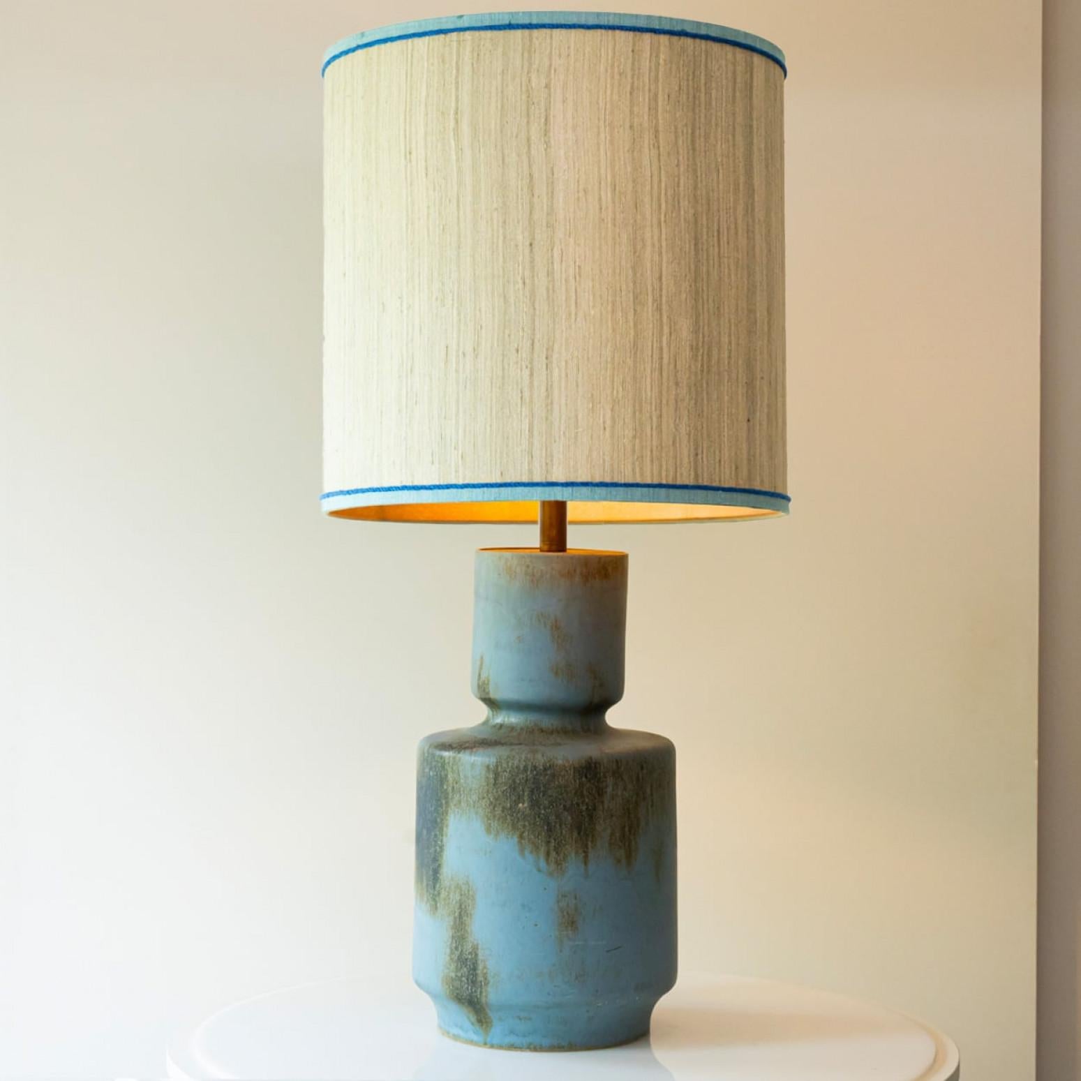 XL Meeresblaue Stehlampe, Lampenschirm aus Seide von R. Houben (Ende des 20. Jahrhunderts) im Angebot