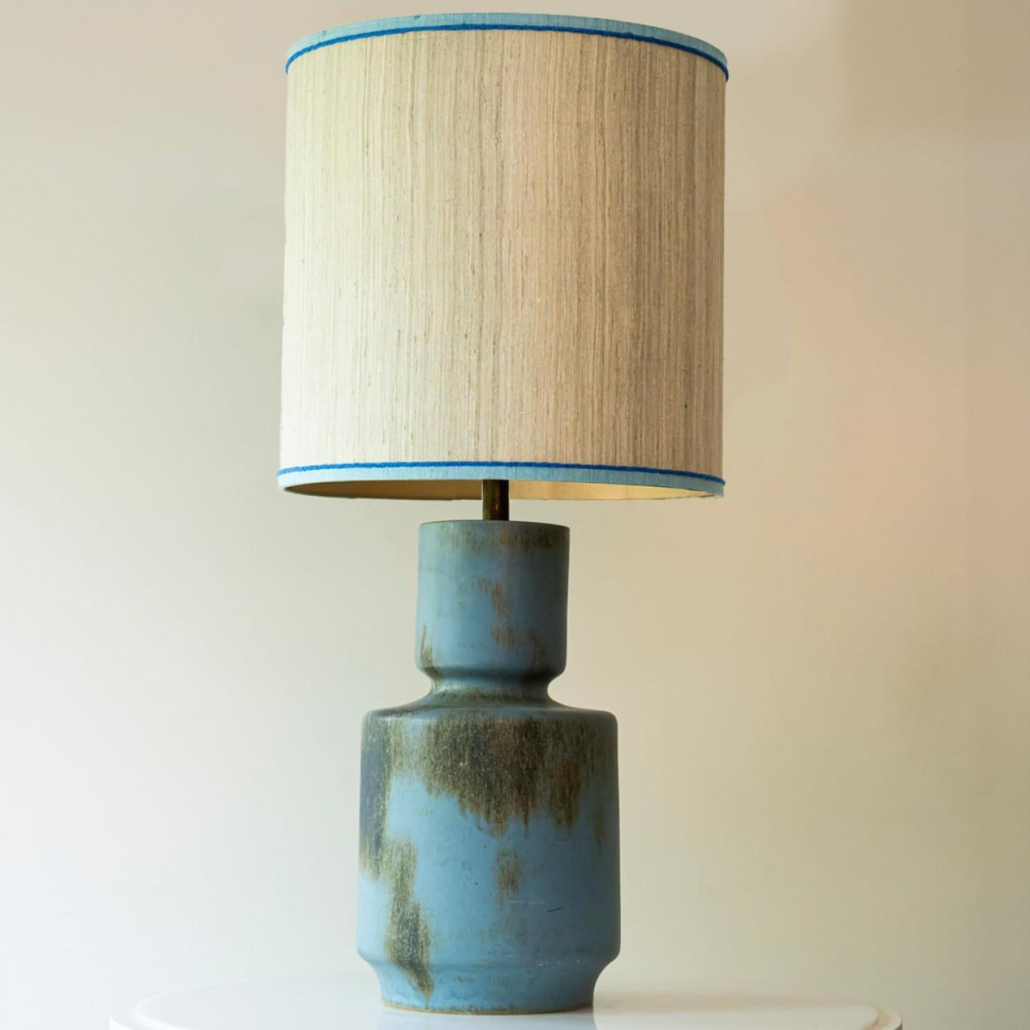 XL Meeresblaue Stehlampe, Lampenschirm aus Seide von R. Houben (Keramik) im Angebot
