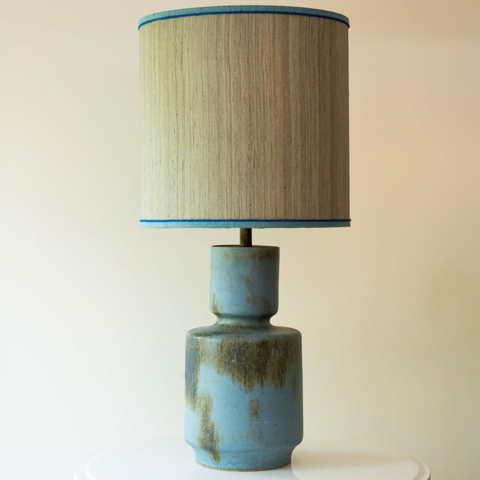 XL Meeresblaue Stehlampe, Lampenschirm aus Seide von R. Houben im Angebot 1