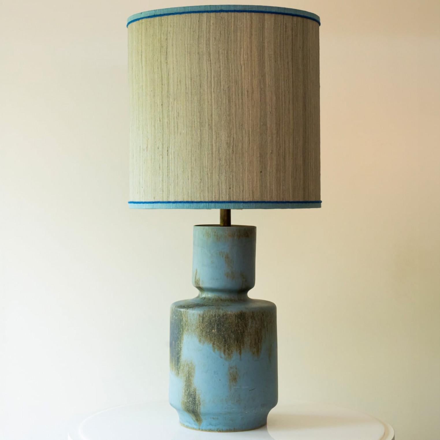 Lampadaire XL bleu marine, abat-jour en soie de R. Houben en vente 1