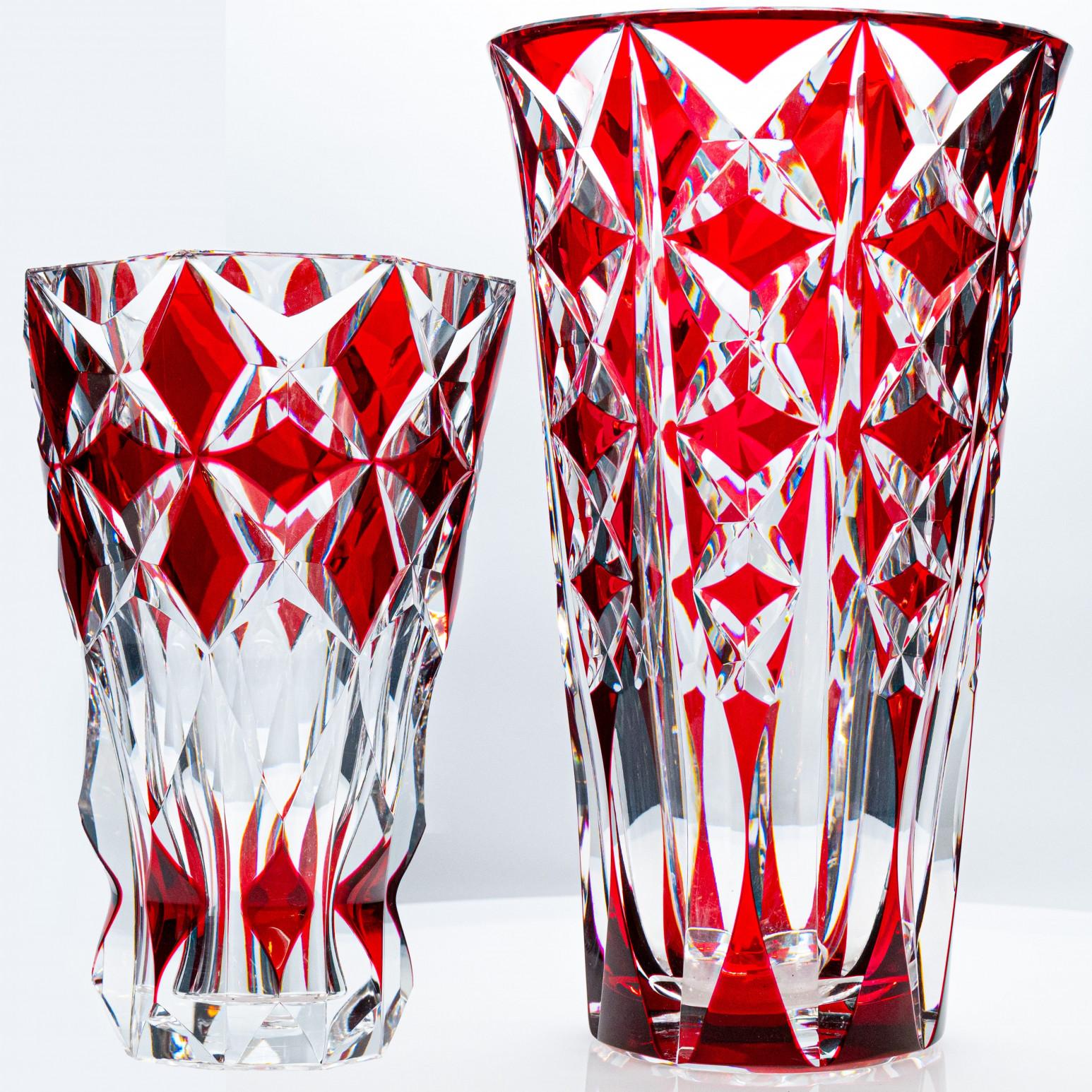 Glorifying the effects of refracted light for 170 years, the iconic Saint Louis vases are well-known all over the world.

A crystal masterpiece set of exceptional proportions, the set crystallizes the extraordinary know-how of the Baccarat and Saint