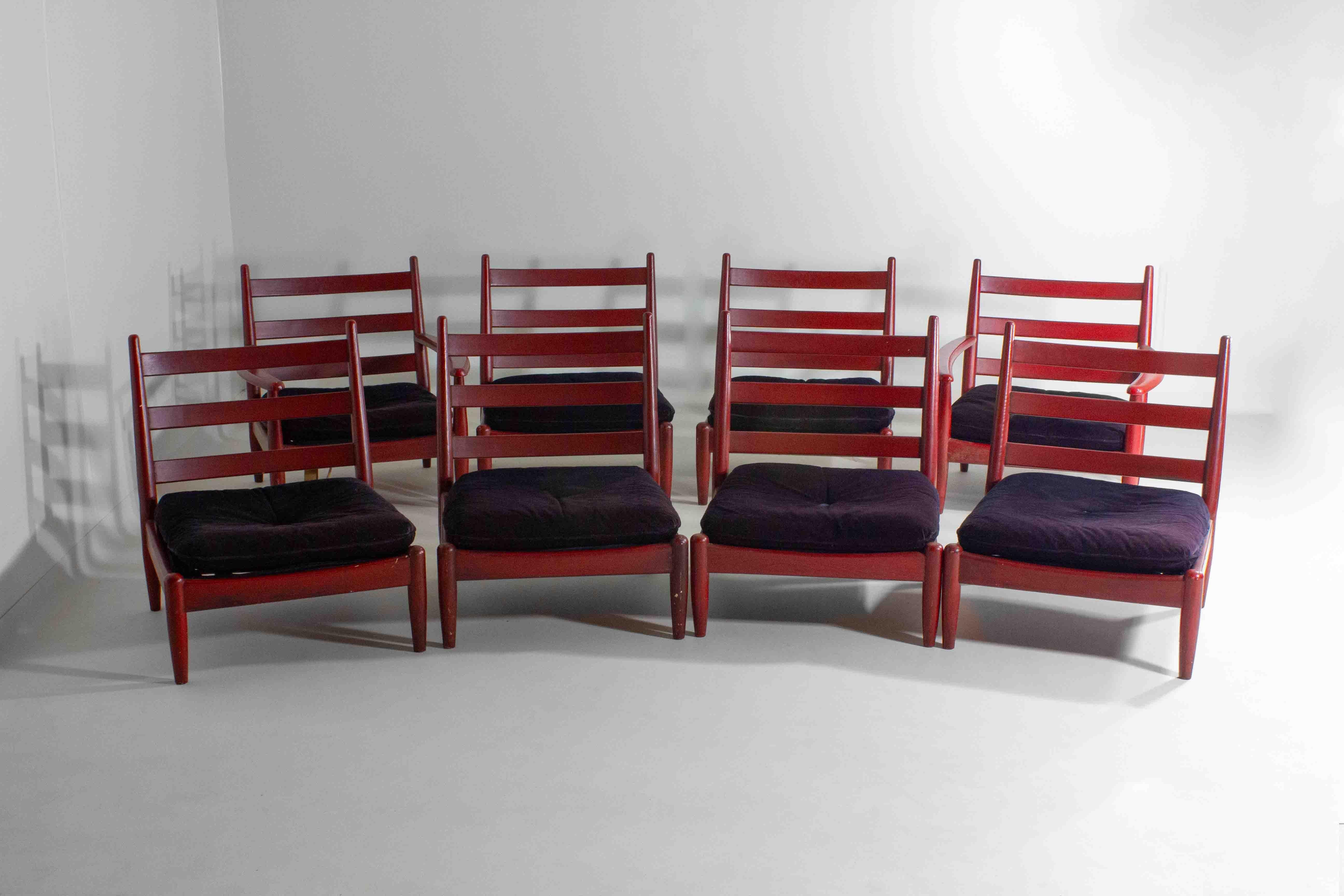 Questa ampia collezione comprende otto sedie lounge di metà secolo, due tavolini da caffè e un pouf, tutti realizzati in quercia rossa e completati da cuscini color porpora. Il design classico e i materiali resistenti rendono omaggio al fascino