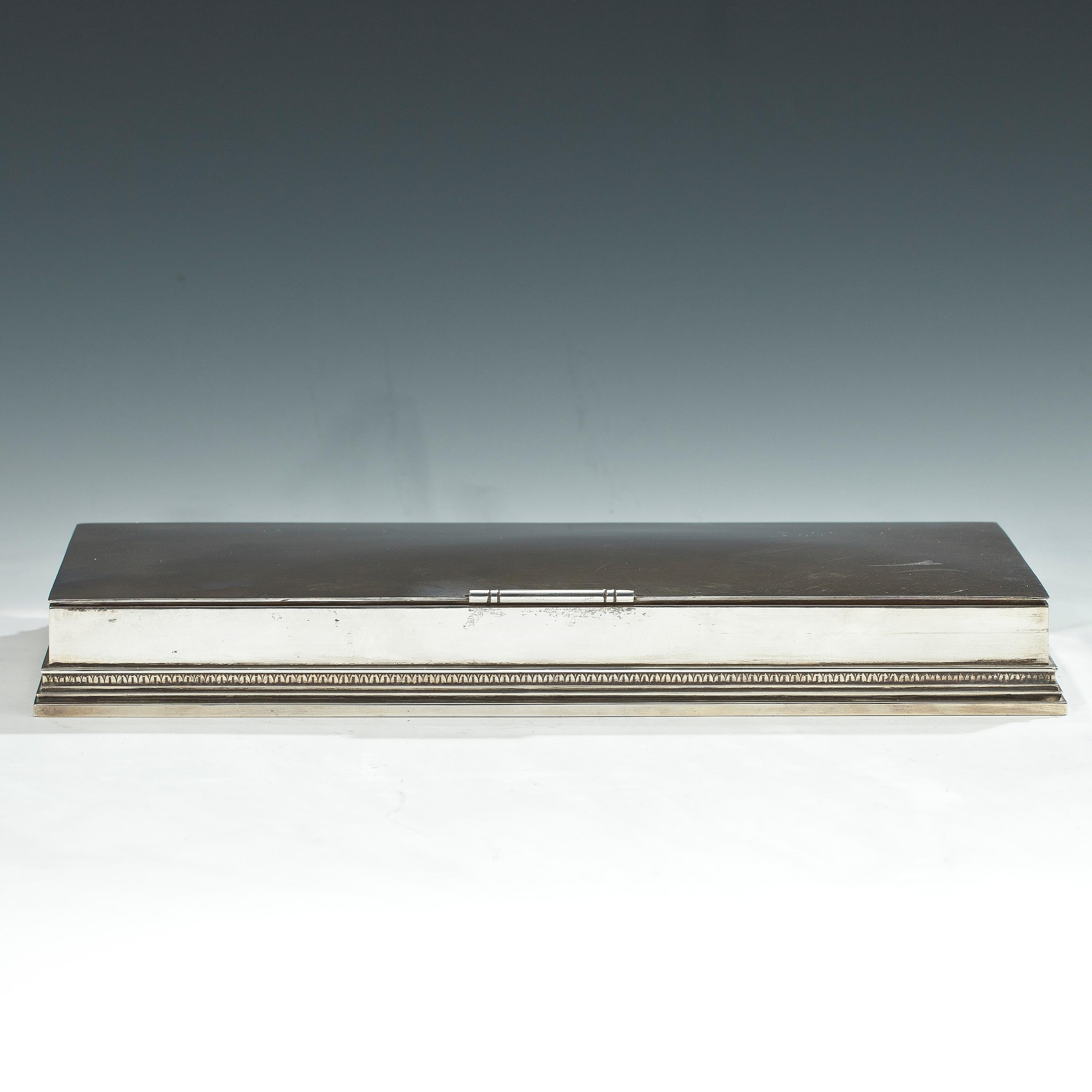 Cigarrera XL fabricada por Atelier Borgia, 1950 Suecia Estocolmo. 
Buen estado. Plata de ley y madera.

En 1920, el barón Erik Fleming (1894-1954) fundó el Atelier Borgila, aún hoy destacado en la orfebrería sueca. Fleming, platero de la corte del